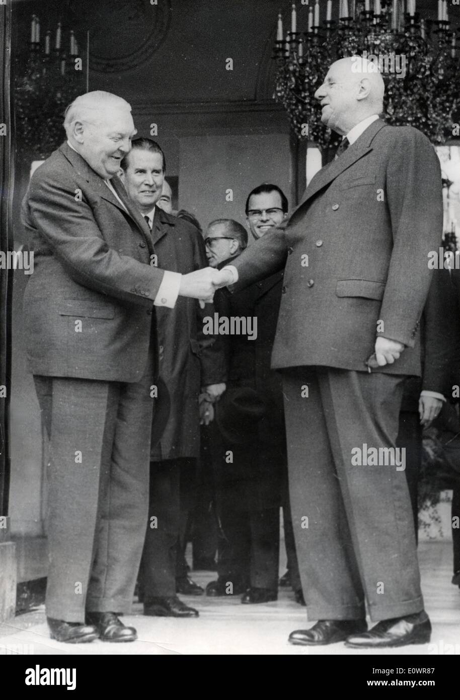 Ludwig Erhard stringono le mani con Charles de Gaulle nel Palais de L'Elysee Foto Stock