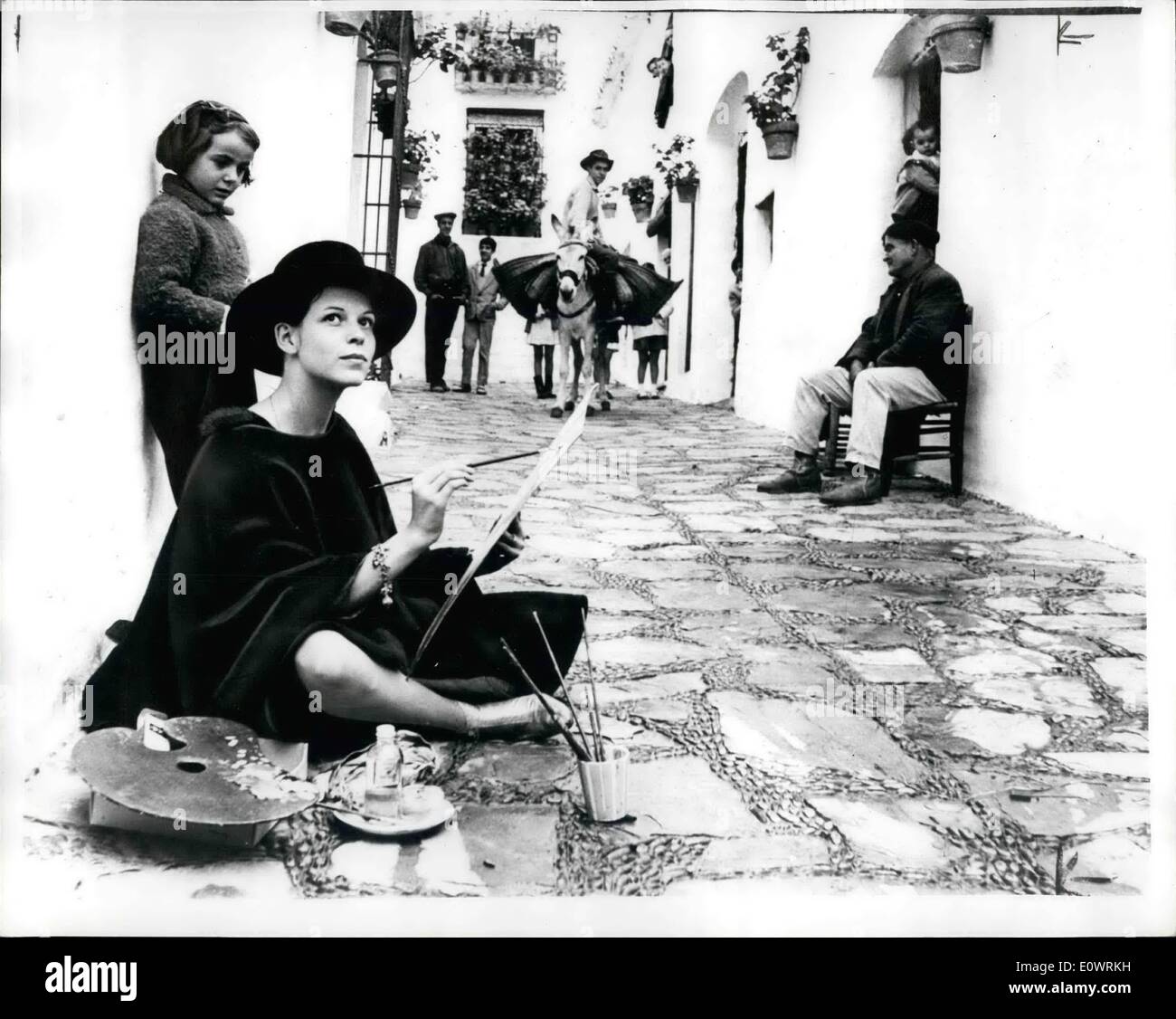 Il 12 Dic. 1963 - L'artista ruba la scena; per rubare la scena molto vuole dipingere è attraente artista Gilly Anne betulla. Sedette per dipingere il cortile al Estepone, Spagna. Ma ella divenne il centro di attrazione. Gilly Anne, 18, vissuto in Essex davanti a lei e i suoi genitori si erano trasferiti in Spagna quattro anni fa. Lavora anche come un modello. Foto Stock