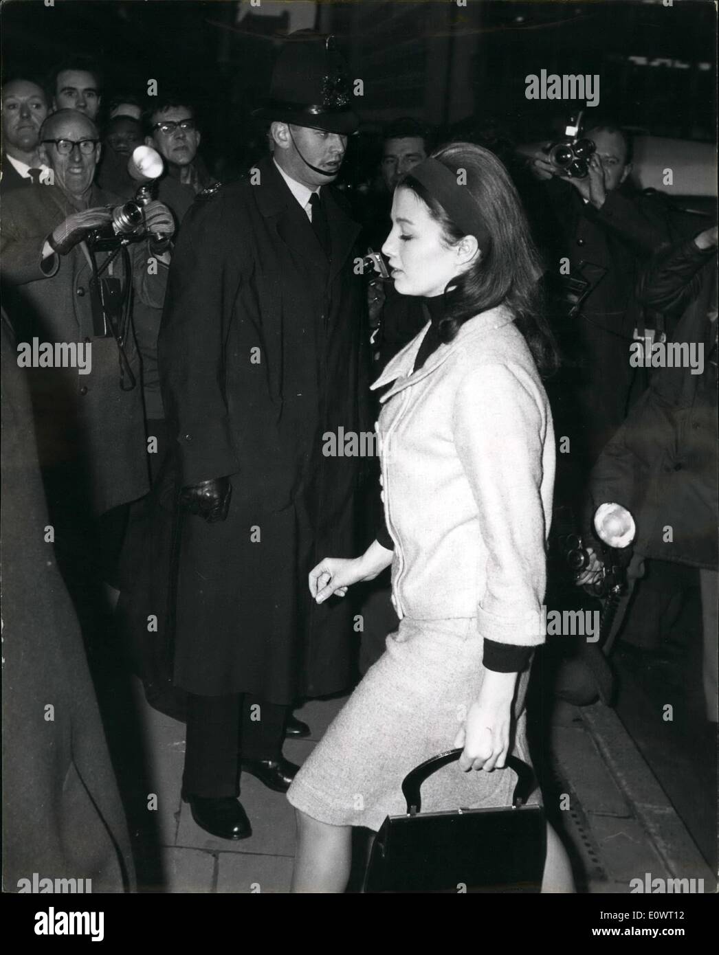 Il 12 Dic. 1963 - Christine Keeler imprigionato per nove mesi: oggi presso la Old Bailey, 21 anni di Christine Keeler era stato imprigionato per nove mesi per spergiuro e di cospirazione per ostacolare il corso della giustizia. Il suo amico Paule Hamilton Marshall è stato condannato a sei mesi, mentre la loro governante Brooker Oliva è stata scaricata in modo condizionale per dodici mesi. Mostra fotografica di Christine Keeler visto prima di questa mattina udienza alla quale lei è stato condannato. Foto Stock