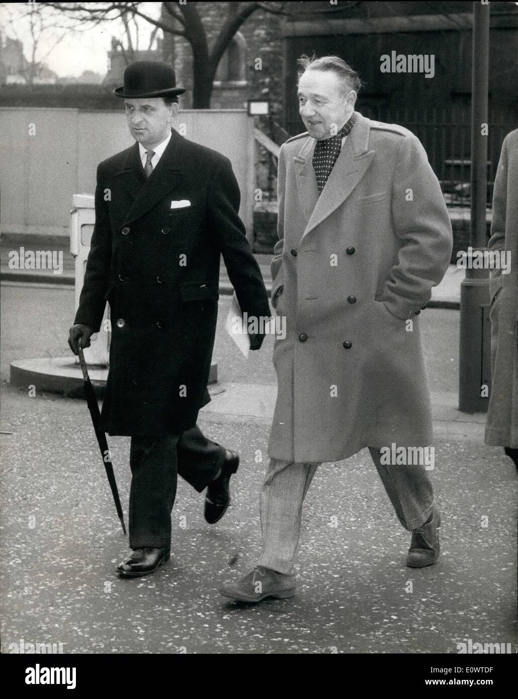 Mar 03, 1964 - Signore Southampton diventa il sig. Charles Fitzroy: Signore Southampton il cui titolo risale a 164 anni e chi è discendente del re Carlo I, oggi è andato alla House of Lords a mano nel quadro della clausola di esclusione di responsabilità per il suo titolo. Egli sta dando il suo titolo perché egli è alimentato in su con tutti la rapina a imbastito per la nobiltà, Signore Southampton è il primo anno peer di rinunciare al suo titolo per motivi diversi da quelli politici Foto Stock