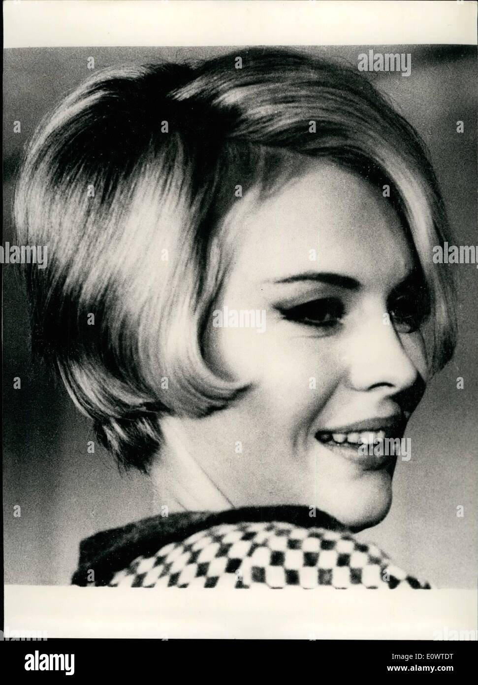 Mar 03, 1964 - Jean Seberg squadre con Jean-Paul Belmondo nel suo nuovo film: American-nato e Francia-vivente attrice Jean Seberg ha cominciato a lavorare sul nuovo film di Jean Becker ''libero esc''.In questo film, lei sarà riunificata con Jean-Paul Belmondo che ha recitato con lei in ''breathless''. In ''libero esc'', che svolge il ruolo di un fotografo che è coinvolto in un contrabbandiere di pista. Mostra fotografica di Jean Seberg nel suo nuovo film ''libero esc' Foto Stock