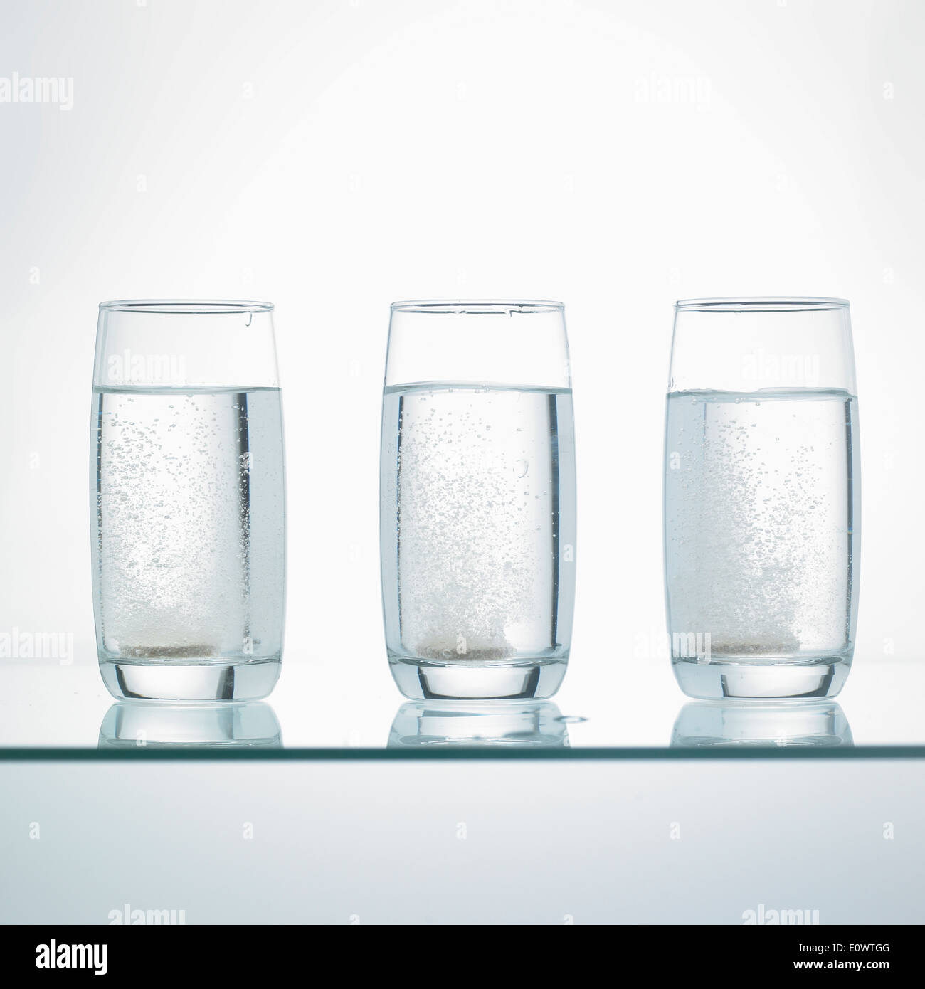 Tre bicchieri pieni di acqua Foto Stock