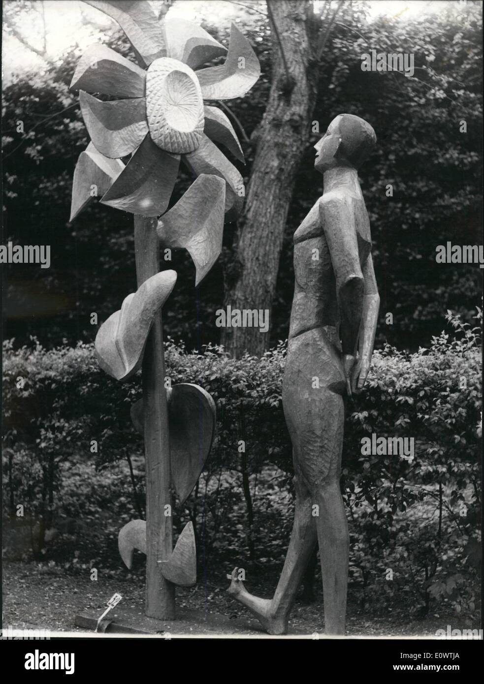 Apr. 04, 1964 - L'uomo felice è il titolo di questa scultura su legno colorato presentato dall artista francese Francois Brochet presso il Foto Stock