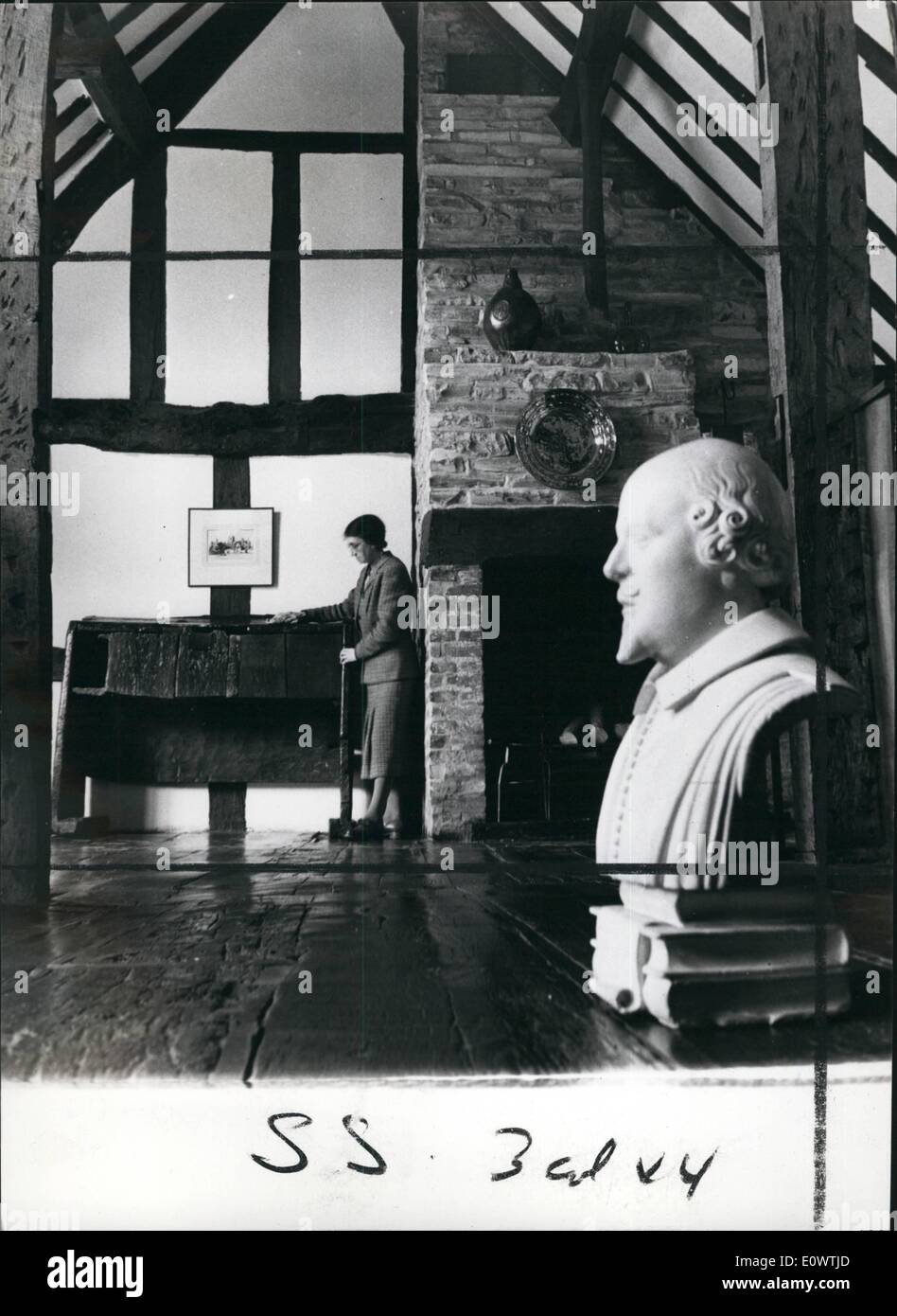 Apr. 04, 1964 - Luogo di nascita di Shakespeare: la casa in legno e muratura dove Shakespeare è nato il -23 Aprile 1564 e ha trascorso i suoi primi anni. Parte dell'edificio è arredato e parte ospita una collezione unica di libri, manoscritti e immagini che illustrano la vita e i tempi del poeta. La foto mostra: un busto del bardo sorge sulla ''(illeggibile)'' pavimento lucido del luogo di nascita. Una signora ''(illeggibile)'' helper in background lucidi e vecchio banco scuola dalla scuola di grammatica. Foto Stock