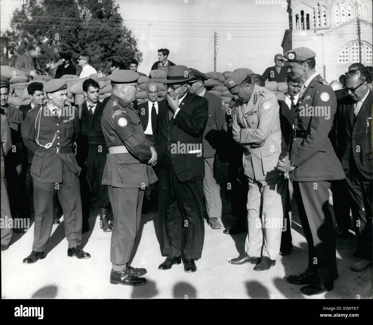 Apr. 04, 1964 - Bunche Tours Nicosia posizioni: mostra fotografica. Il Dr. Ralph Bunche, le Nazioni Unite, il sottosegretario per gli affari politici, forze delle Nazioni Unite Commander, tours la posizione fortificata vicino a Nicosia ieri e colloqui con funzionari canadesi vi. Foto Stock