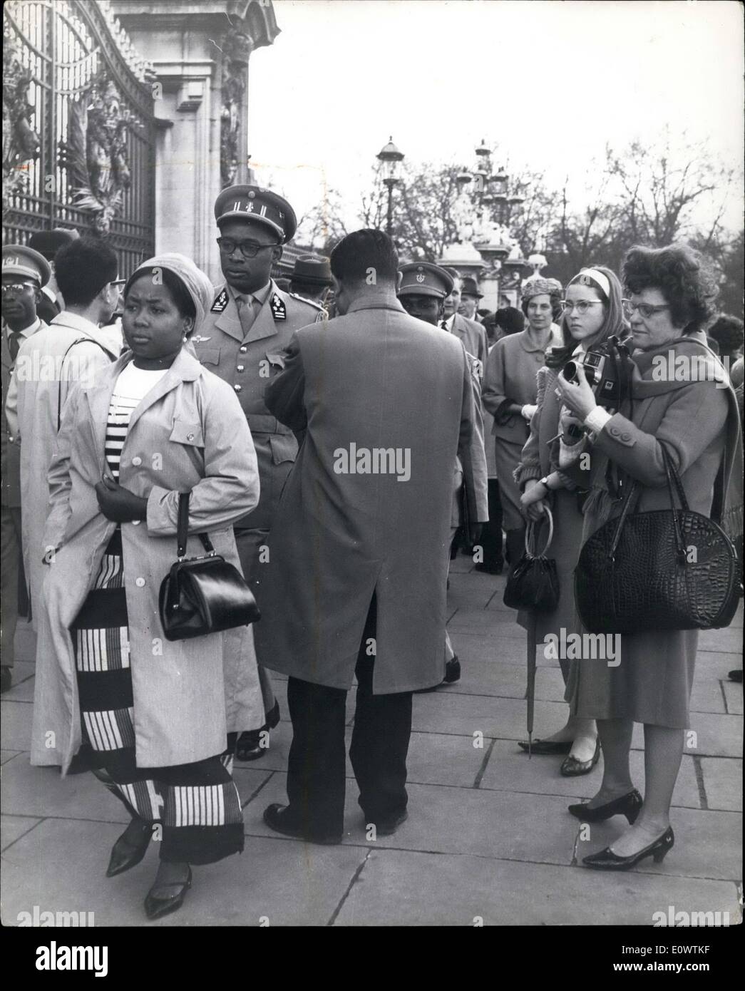 Apr. 04, 1964 - Joseph Mobutu, chi è in visita in questo paese come la valutazione del governo, questa mattina sono andato sightseeing a Buckingham Palace dove ha guardato il cambio della guardia e ha firmato il libro degli ospiti. OPS: Generale e la Sig.ra Mobutu passare inosservato mentre essi passano attraverso la folla di turisti a Buckingham Palace questa mattina. Foto Stock