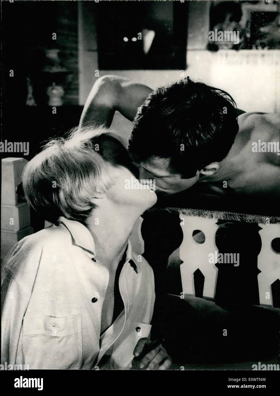 Mar 03, 1964 - Jean Seberg e Jean-Paul Belmondo Star in ''Libero Esc'': Jean Seberg e Jean-Paul Belmondo, la giovane coppia di ''breathless'' sono riuniti a stella nel nuovo film diretto da Jean Becker ''Libero Esc''. Il nuovo film racconta la storia di un reporter che utilizza gli incarichi all'estero di indulgere in contrabbando. Mostra fotografica di Jean Seberg e Jean Paul Belmondo in una scena appassionato di ''Libero Esc' Foto Stock