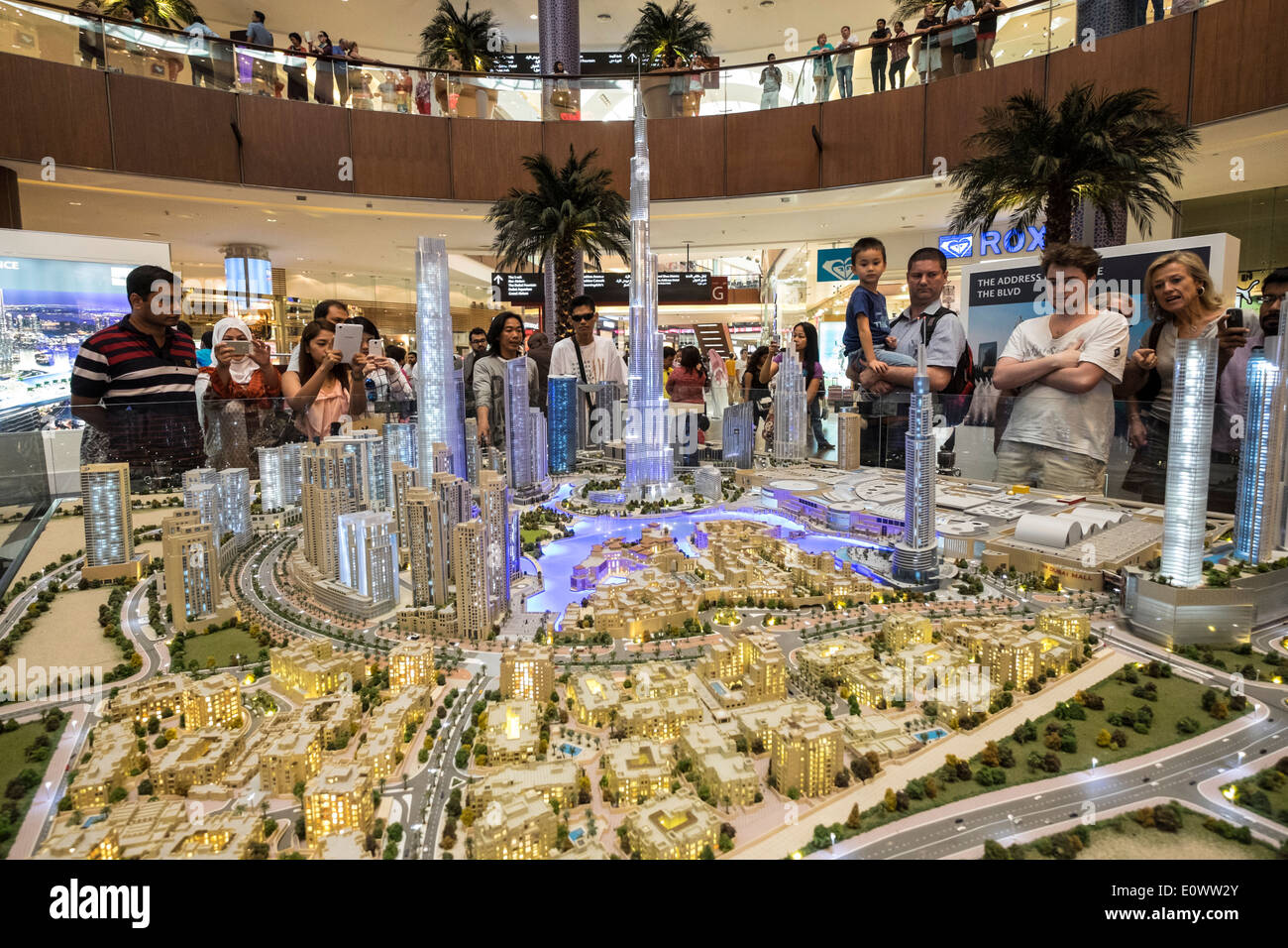 Modello di proposta per lo sviluppo delle proprietà con molte torri appartamento nel centro cittadino di Dubai da developer Emaar del centro commerciale di Dubai EMIRATI ARABI UNITI Foto Stock