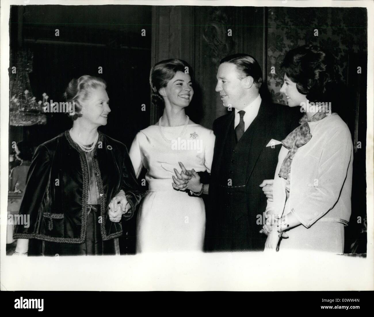 Mar 03, 1964 - La Principessa Margaretha di sposare londinese.: 29 anno di età la principessa Margaretha di Svezia è di sposare il 40-enne Mr.Giovanni K.Ambler di Londra, un ex-Guardie ufficiale e un tempo di guardia del corpo personale di Sir Winston Churchill. La foto mostra un impegno giorno immagine della Principessa Margaretha con il suo fidanzato (centro), e sua madre la principessa Sibylla (sinistra) e sua sorella la Principessa Desiree. Foto Stock
