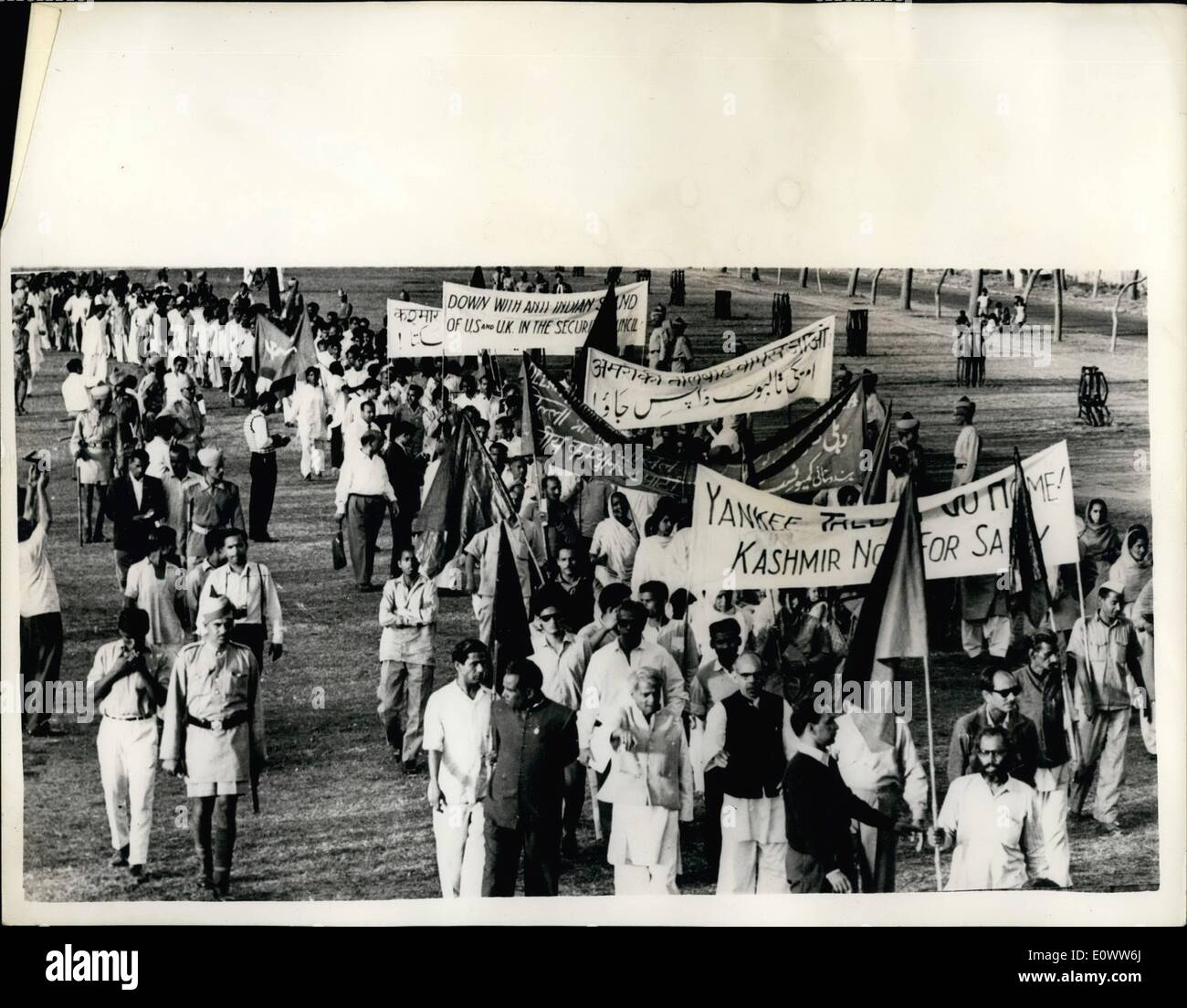Mar 13, 1964 - 13-3-64 comunisti dimostrare nei confronti degli Stati Uniti a Nuova Delhi. Un comunisti ha ispirato la dimostrazione è stato tenuto al di fuori dell'Ambasciata americana a New Delhi, in India, in segno di protesta al di sopra della politica americana sul Kashmir. La foto mostra: dimostranti marzo all'ambasciata americana a Chanakyapuri lunedì. Foto Stock