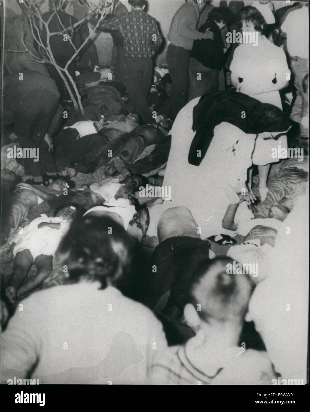Maggio 05, 1964 - Partita di calcio tragedia di Lima: quasi 300 persone sono state uccise e 500 feriti negli scontri di piazza scoppiata dopo un obiettivo Foto Stock