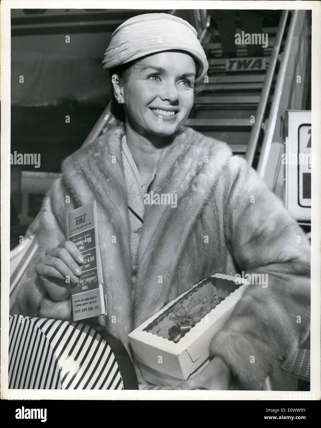 Maggio 05, 1964 - Debbie Reynolds, famose star del cinema, sorride radiosamente dopo il suo arrivo dal West Coast via TWA. Ella ha lasciato immediatamente per Boston dove lei raggiungerà il suo marito cantante Eddie Fisher, chi è il completamento di un impegno. Foto Stock