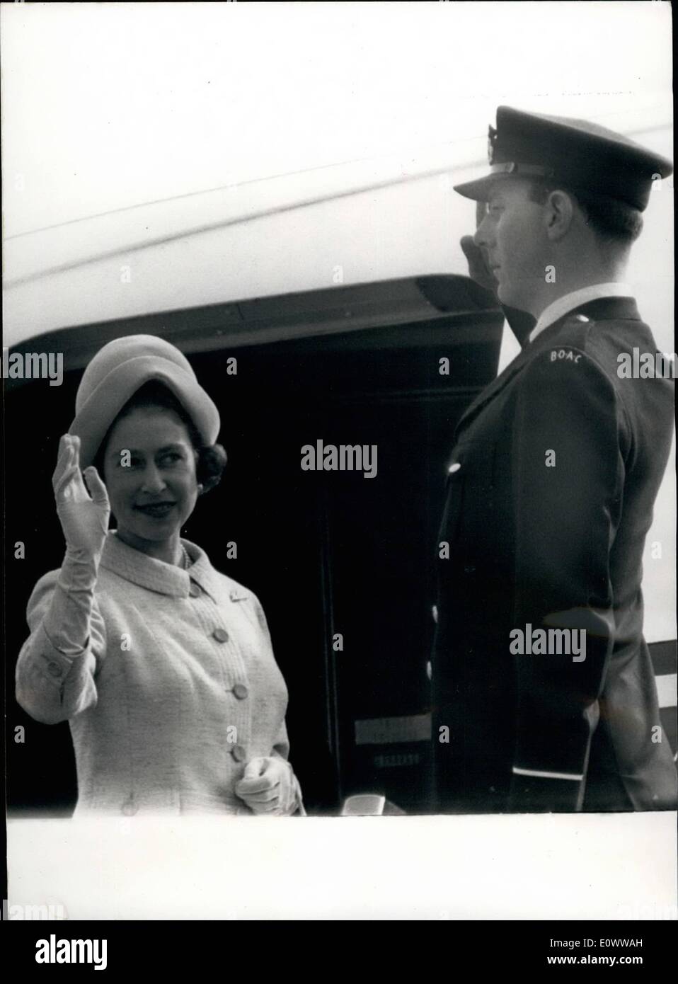 Maggio 05, 1964 - della Regina e del Principe Filippo vola fuori per il loro viaggio in Canada. H.M. La regina, accompagnata dal marito, il Principe Filippo, lasciato Londra aeroporto in aria oggi per il loro viaggio in Canada. La foto mostra: H.M. La regina delle forme d'onda arrivederci come schede di lei l'aereo all'Aeroporto di Londra oggi. Foto Stock