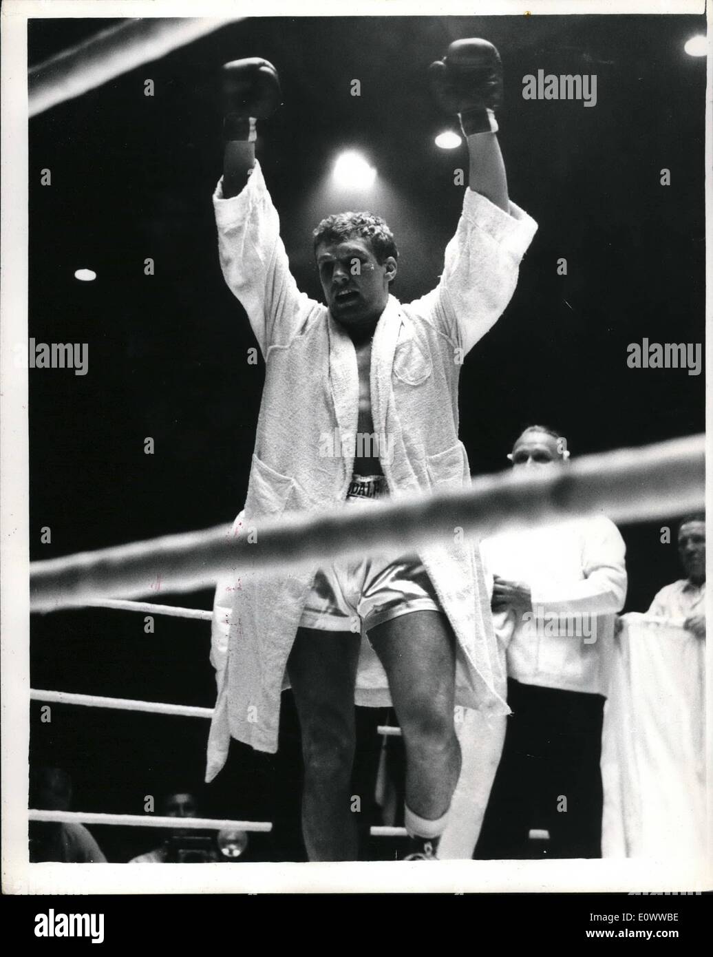 Maggio 05, 1964 - ''bombardiere biondo BILLY K.O. NEILSEN DELL''. WEMBLEY, Middex, Inghilterra: con un gesto che sembra indicare che ''egli è il più grande". La Gran Bretagna è ''Blonde Bombshell'' boxer, BILLY WALKER del West Ham, Londra, è raffigurato a Wembley Empire di stasera in piscina dopo lo sfondamento America è Bill Neilsen alla tela per tre volte nel secondo round del loro ritorno internazionale di peso pesante lotta e lo ha messo fuori per il conteggio finale dopo 1 minuto e 30 secondi. Nielsen ha il sospetto di una frattura del naso. Foto Stock