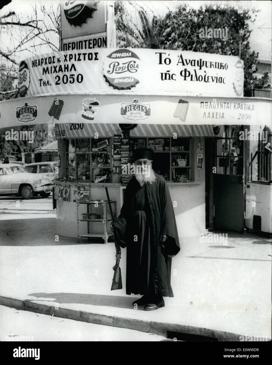 Mar 15, 1964 - 15-3-64 greco sacerdote ortodosso a Nicosia prende le armi Ã¢â'¬â€oe membro dell'Ã¢â'¬Å"Home GuardÃ¢â'¬Â. Foto Stock