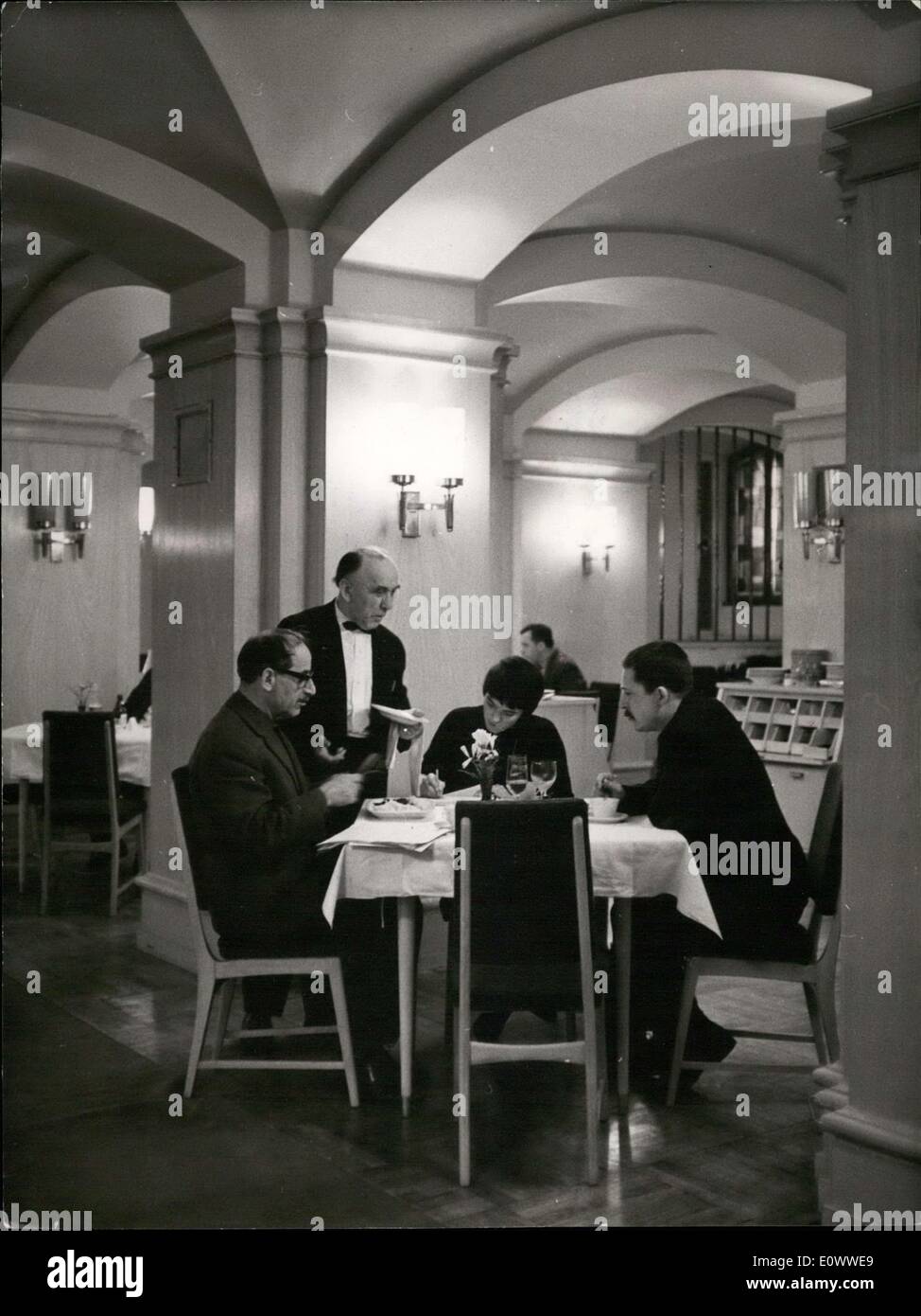 Mar 18, 1964 - I berlinesi come pure gli stranieri godetevi le camere di classe e di esperienza culinaria di questo ristorante situato in una cantina. Personaggi famosi come Adolf Nenzel e Rudolf Virchow hanno pagato il ristorante una visita. Foto Stock