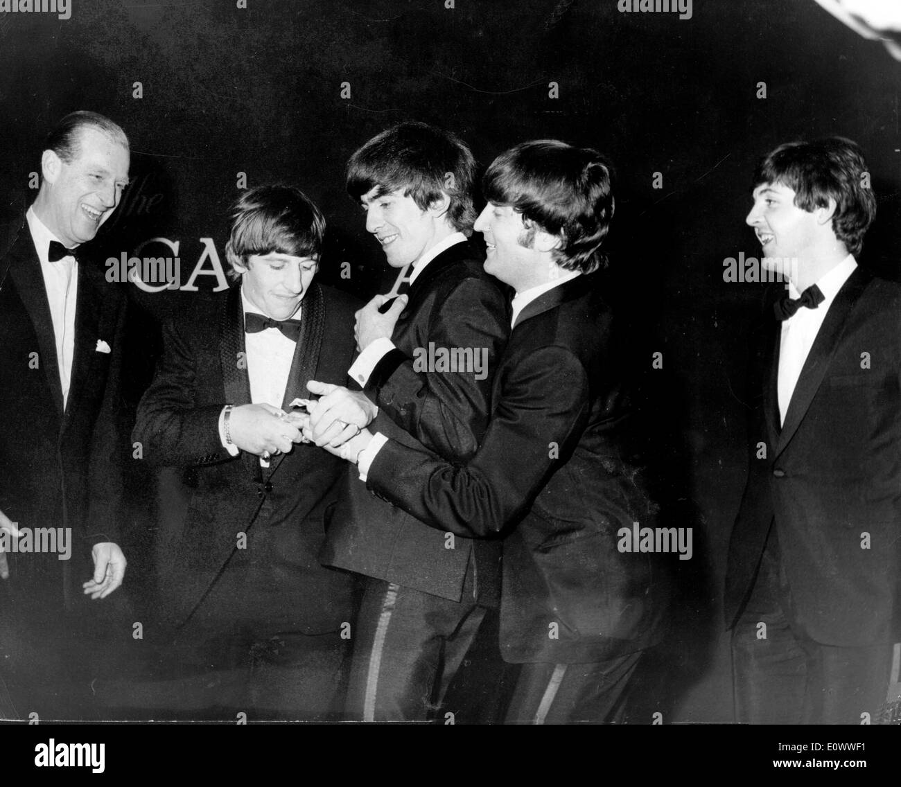 I Beatles scherzosamente lotta su loro Carl-Alan Award Foto Stock