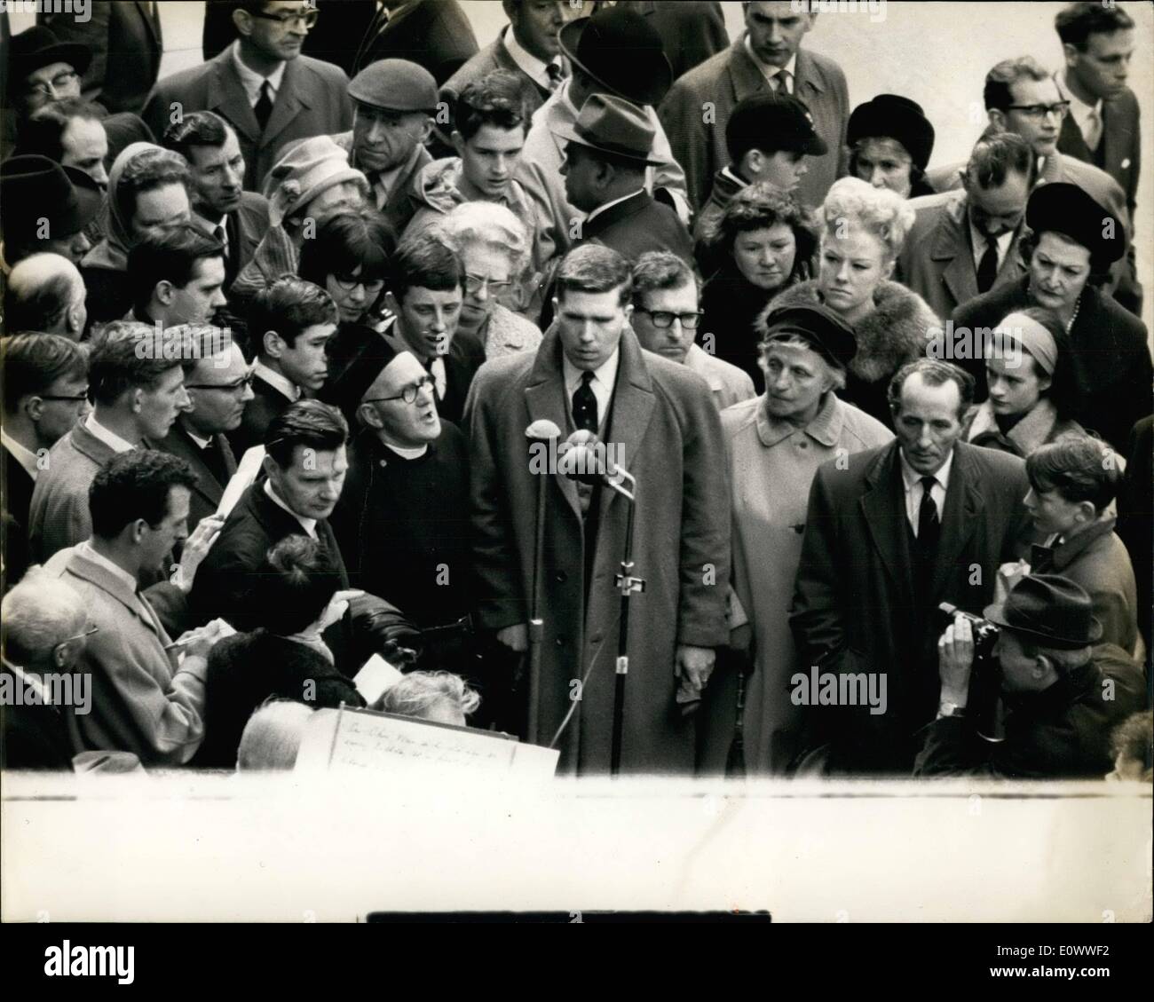 Mar 25, 1964 - 25-3-64 San Paolo riunione di protesta. Padre parla di Williamson. Una riunione di protesta è stata organizzata per questo pomeriggio sui gradini della cattedrale di San Paolo da J.K. Le figg, 39 anni Città sales manager che vive a Wandsworth per protestare contro la localizzazione di un 90 ft. edificio che si mascherano da Ludgate Hill, una grande parte della facciata ovest della cattedrale. Sir Keith Joseph, il ministro di alloggiamento è stata invitata a partecipare alla riunione ma non ruotare in alto Foto Stock