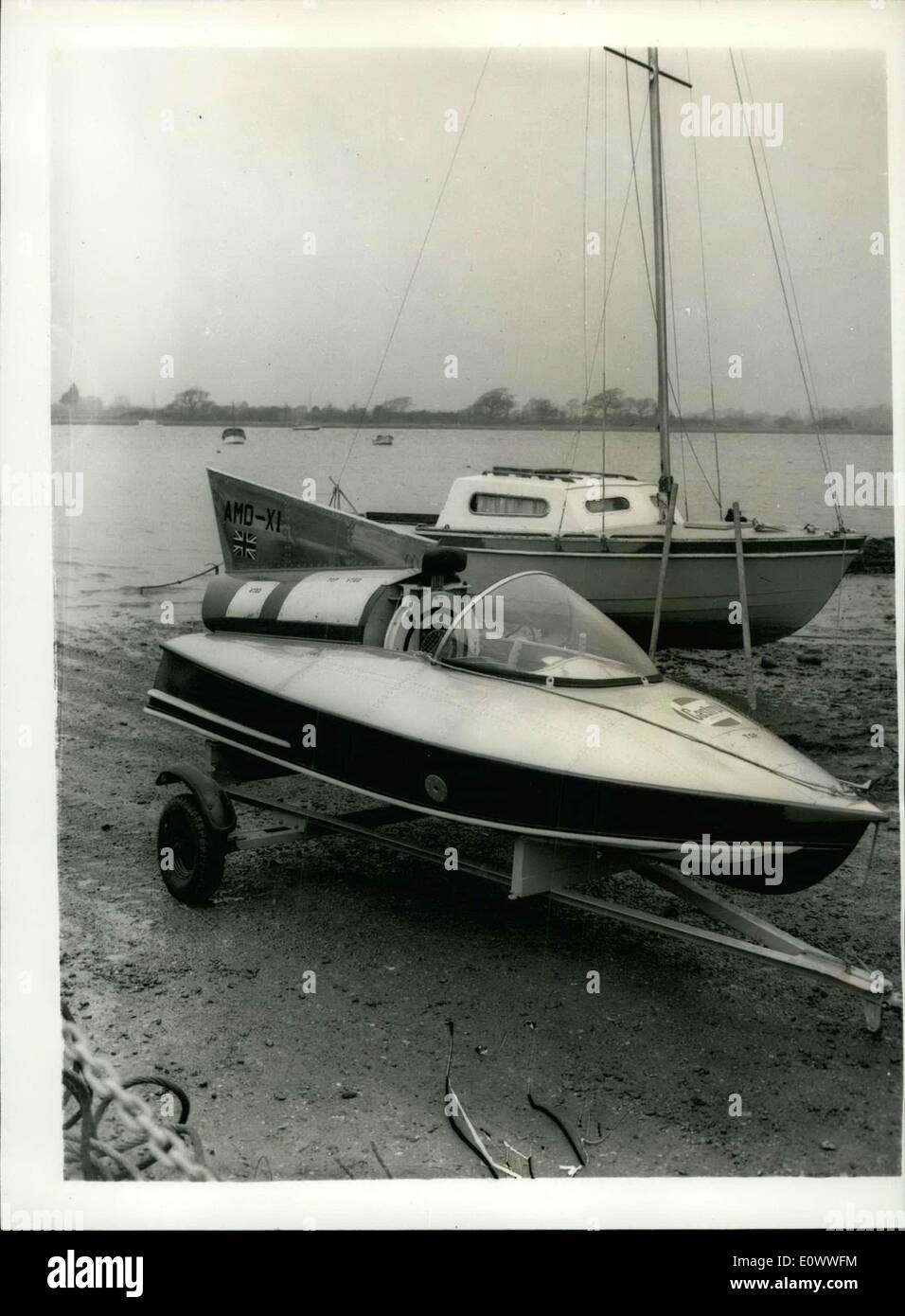 Apr. 01, 1964 - La bolla barca fa il suo debutto - In mostra oggi per il momento è stato il nodo 60 il motoscafo che scivolano attraverso l'acqua su di un cuscino di bolle di aria. Il meglio che è stato progettato dal Sig. Basilio Hurle - Hobbs negli ultimi quattro anni ha due pelli quella esterna è realizzata in materiale di nylon che è a tenuta stagna ma non a tenuta d'aria. Aria è forzato tra le due pelli, ans milioni di minuscoli si formano bolle sulla pelle esterna in diminuzione di farmaco e aumentare bouysnoy - un principio che il sig. Hurle - Piani di cottura copiato da la focena Foto Stock