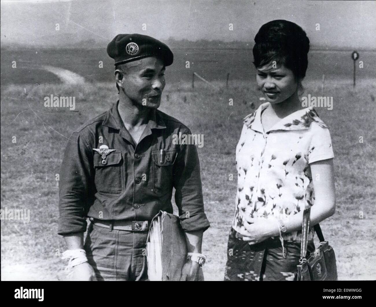 Lug. 07, 1964 - Generale Kong Le: Leader del 9th. Giugno 1960 Colpo di Stato e che combatte il comunista Pa Lao in Laos. Egli è di 33 anni di età -- è solo 5'1'' in altezza - ed è visto qui con la moglie. Foto Stock