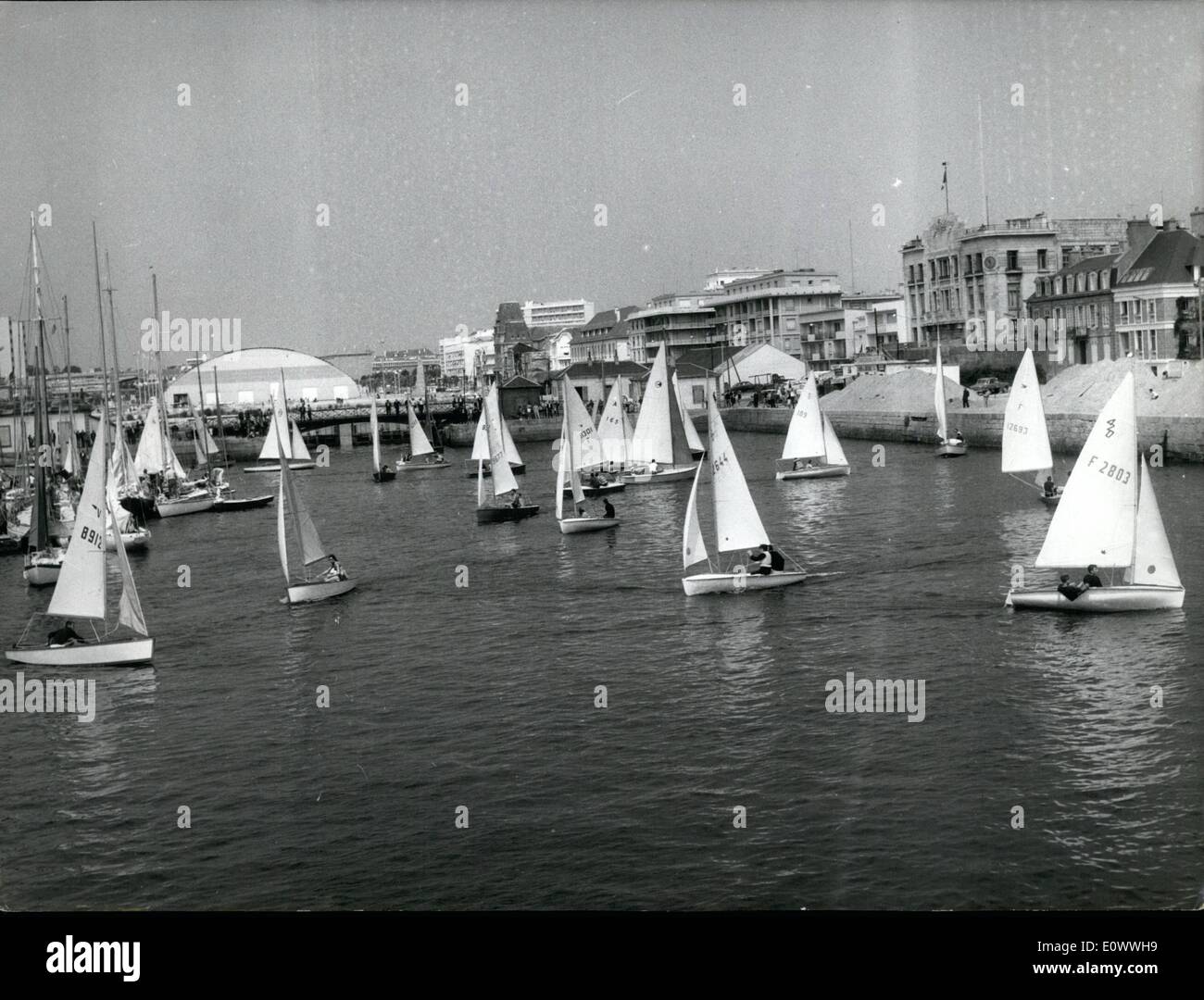 Lug. 07, 1964 - una regata? No, una dimostrazione... Circa un centinaio di yacht uomini avevano un appuntamento nel Porto di Lorient. Non vi era alcuna regata, ma di una dimostrazione. Lo yacht gli uomini volevano proteggere contro la mancanza di adeguate strutture portuali. Dopo aver fatto un sacco di rumore, i manifestanti sfilavano durante una mezz'ora nel porto guardato da curiosi abitanti poi sono tornato al loro punto di partenza... La foto mostra un yacht uomini di dimostrazione nel Porto di Lorient. Foto Stock