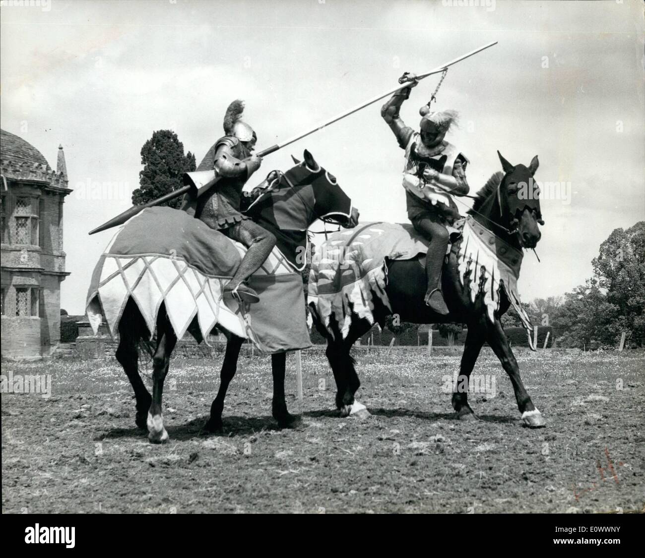Maggio 05, 1964 - giostre - giù nel Somerset.. Lance e ''Coshes''.. Giostra tra cavalieri armati di lance e spade saranno Foto Stock