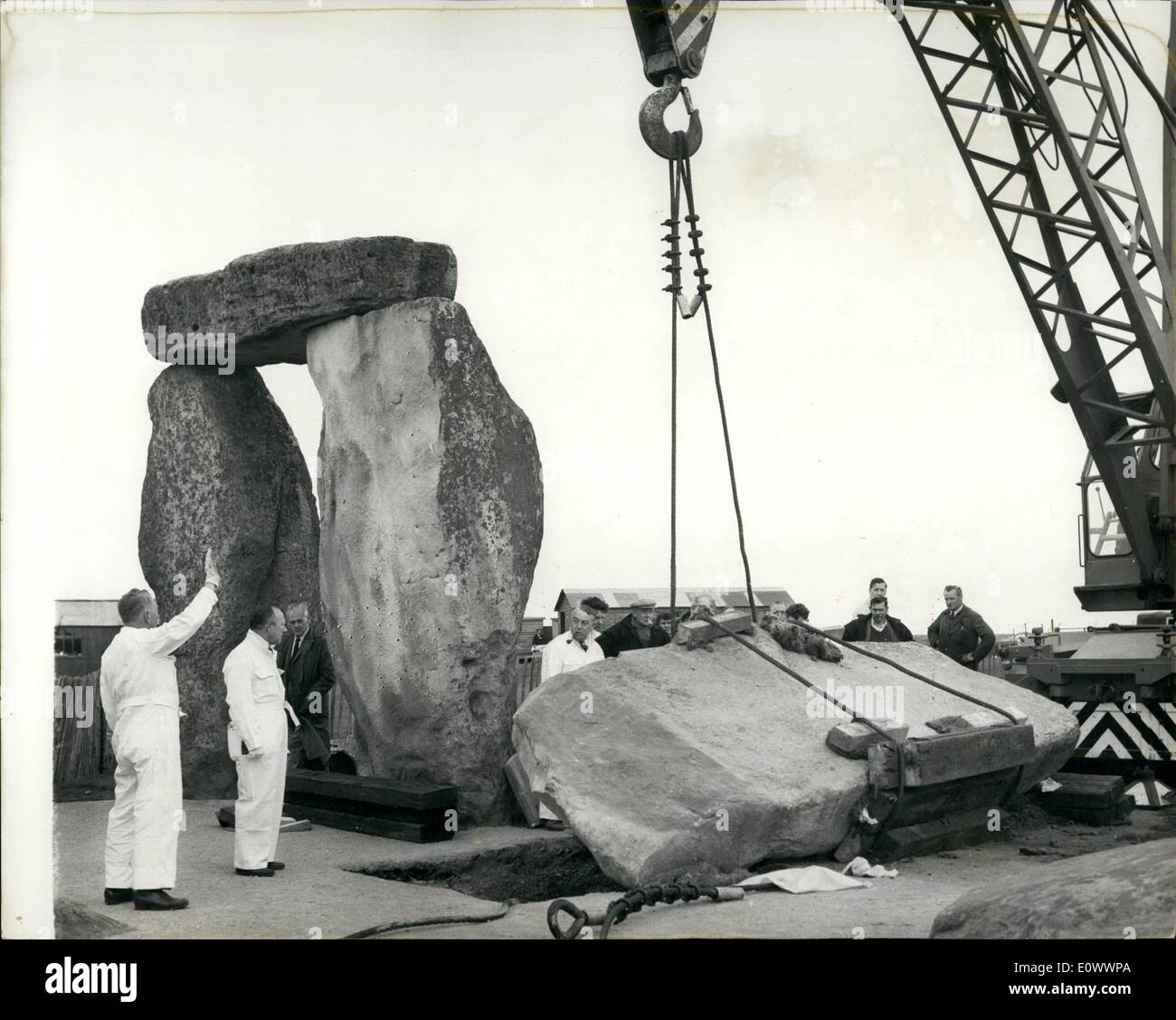 Maggio 05, 1964 - Costruzione di opere a Stonehenge.: il Ministero  dell'edilizia pubblica e opere ha avviato un operazione difficile al quasi  - 4.000 anni di Stonehenge con anello di pietre sulla