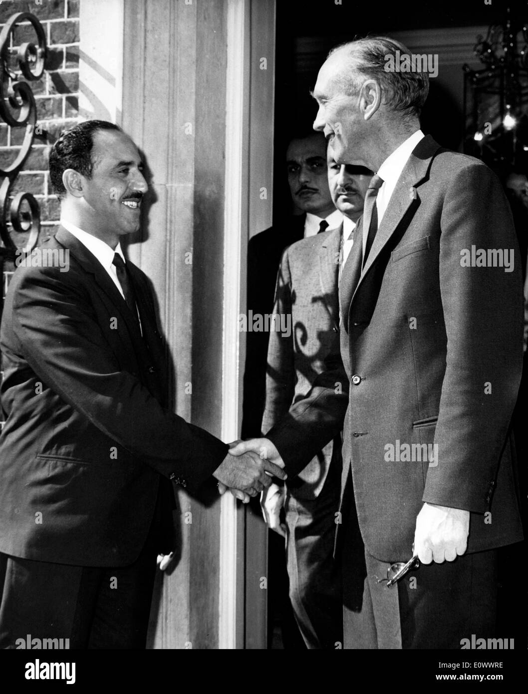 Maggio 14, 1964; Londra, Regno Unito; il Kuwait Ministro degli Affari Esteri, SHAIK SABAH AL AHMAD, è a Londra per una tre giorni di visita ufficiale, principalmente per colloqui su Aden. Oggi egli è andato a vedere il primo ministro Sir Alec DOUGLAS Home al n. 10 Downing Street. La foto mostra il Sir Alec stringono le mani con Shaikh Sabah dopo aver lasciato n. 10 Downing Street. Foto Stock