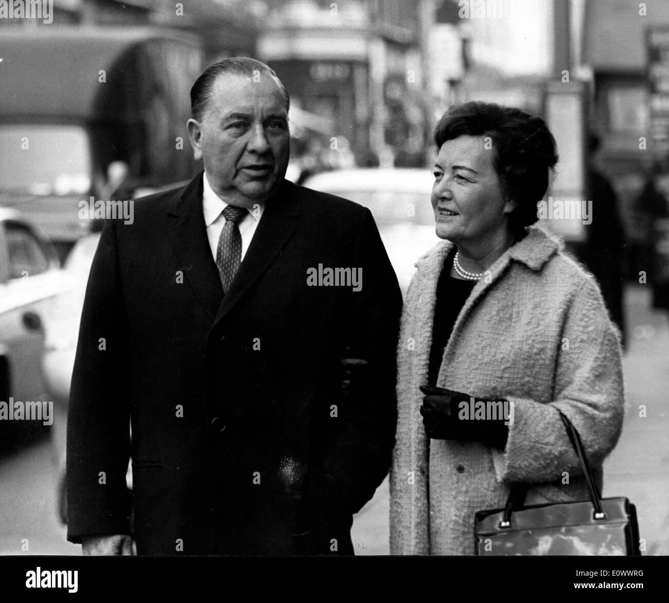 Sindaco Richard J. Daley visiti Londra con la moglie Eleonora Foto Stock