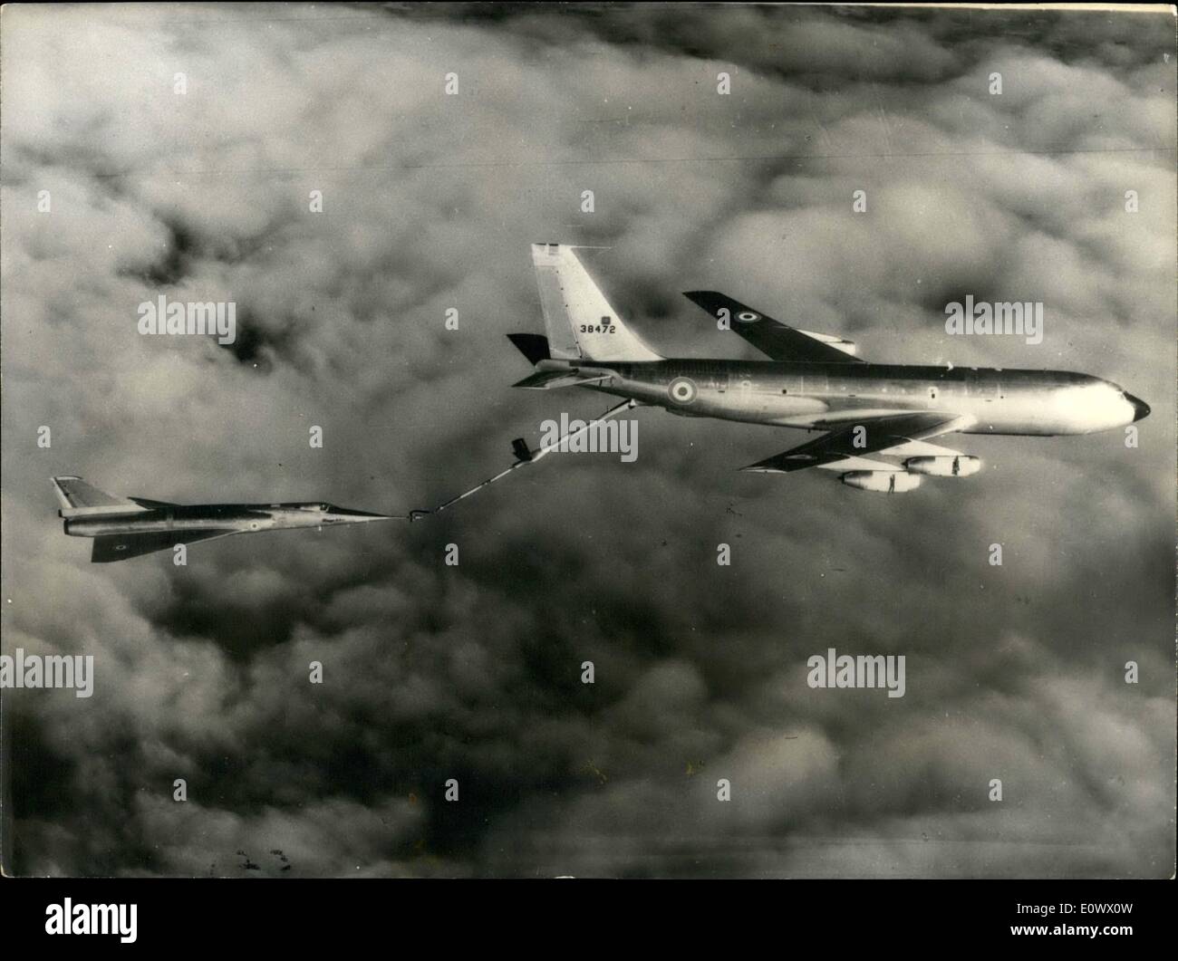 07 luglio 1964 - un rifornimento aereo per un Mirage IV.: L'aeronautica militare francese ha appena presentato il suo primo rifornimento in volo dal bombardiere ''Mirage-IV''. L'operazione si svolse a 5.000 metri sopra la base di Mont-De-Marsan.  1.000 litri al minuto, il ''Mirage IV'' è stato riempito  di 15 minuti da un Boeing C 135 F. la foto mostra un riempimento in volo di un ''Mirage IV'' da un Foto Stock
