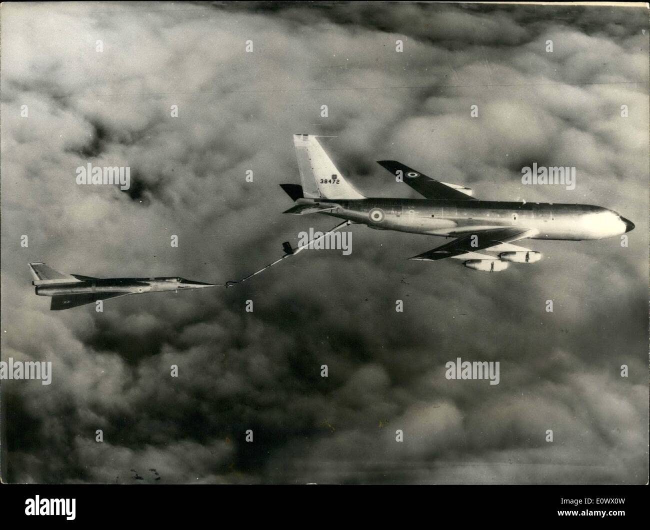 Lug. 07, 1964 - un riempimento di aria per un Mirage IV.: francese Air Force ha appena presentato il suo primo riempimento in volo da ''Mirage-IV'' bombardiere. Il funzionamento è stato tenuto a 5.000 metri sopra il Mont-De-Marsan base.  1.000 litri al minuto, il ''Mirage IV'' è stata riempita  a quindici minuti da un Boeing C 135 F. La foto mostra un in volo di riempimento di una ''Mirage IV'' da parte di un Foto Stock