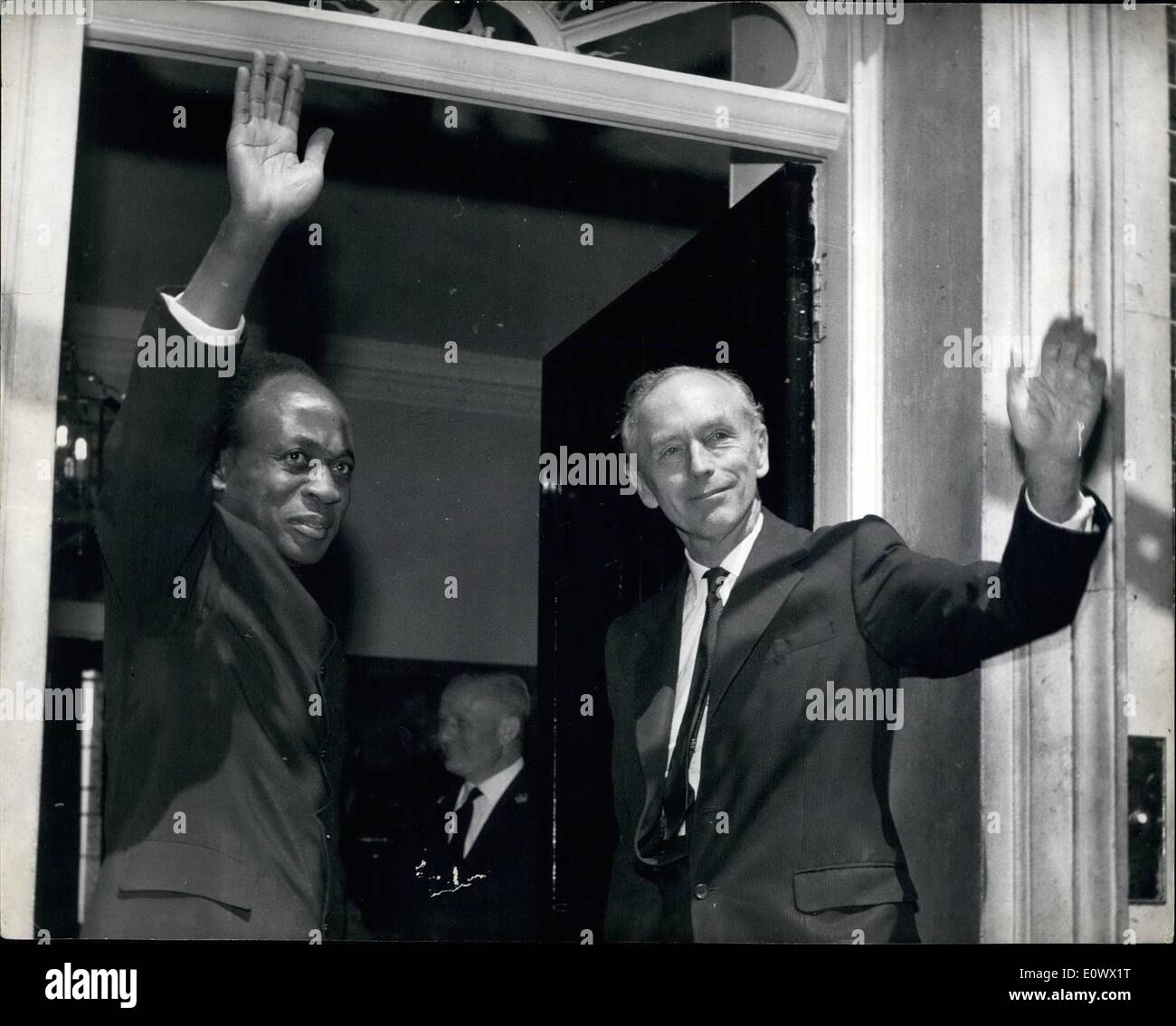 Lug. 13, 1964 - 13-7-64 Presidente Nkrumah al sacco con il Primo Ministro dopo un mix-up per un fine settimana inviti. Ghana e Presidente Nkrumah l'uno mancante valutazione dal leader del Commonwealth weekend house party a Chequers accettato un invito speciale a pranzo con Sir Alec Douglas home al n. 10 Downing Street oggi. Il Primo Ministro aveva agito rapidamente per evitare di confondere oltre a Chequers invito quando il Presidente Nkrumah non alzare provenienti da paesi in via di sviluppo in un incidente diplomatico. Entrambi i lati ha dichiarato non vi erano mal sentimenti Foto Stock