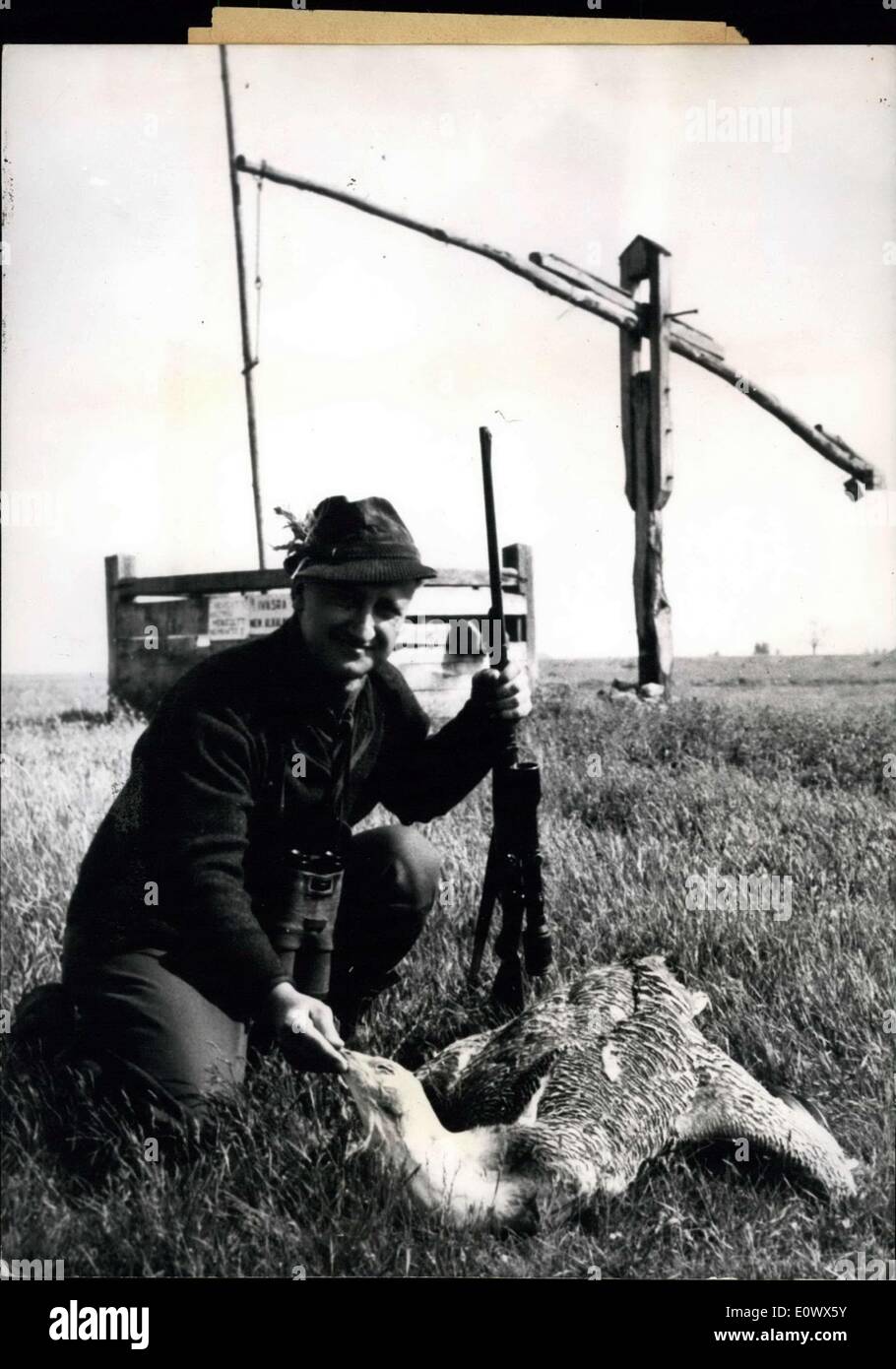 21 maggio 1964 - Poiana Fowling nel Hortobagy: Karl Wolf, Fritz Pitton e Wolfgang Benthin cacciatori dalla Repubblica federale di Germania ha visitato il famoso steppa ungherese Hortobagy al fine di organizzare un party fowling per poiane che sono molto rare wild-galli e galline in Ungheria. Mostra fotografica di Karl Wolf con la ucciso la poiana. Foto Stock