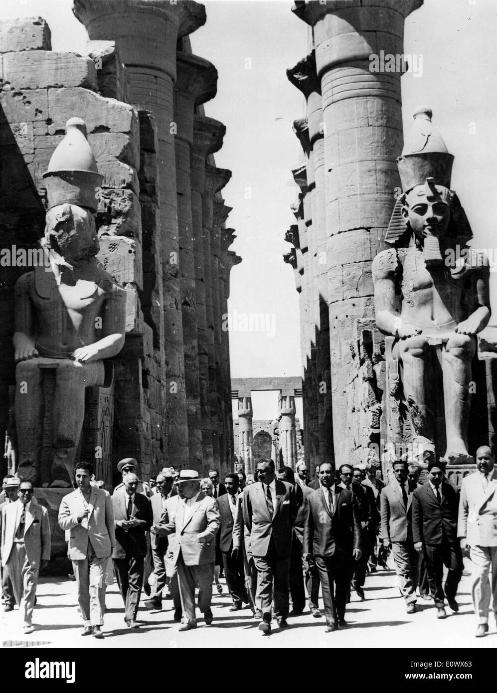 Nikita Khrushchev visita il Tempio di Luxor con Gamal Abdel Nasser Foto Stock
