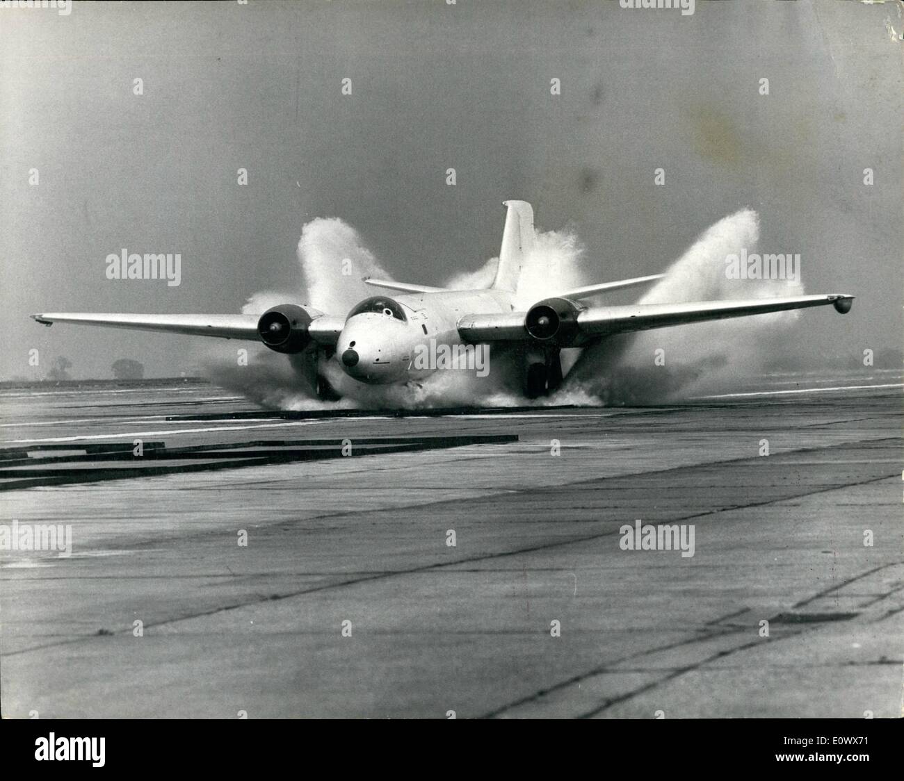 28 maggio 1964 - 28-5-64 Open Day in R.A.E. Bedford. Questa settimana, Open Days sono detenuti presso il Royal aeromobile stabilimento a Bedford in cui ricerca aerodinamica sul lavoro l'anglo-francese Concord aereo supersonico viene mostrato anche battenti visualizza da aerei di ricerca. La foto mostra: A Canberra bombardiere compie una corsa attraverso la simulazione di condizioni di granite. Il R.A.F. sono state effettuando ricerche su questo argomento dato che il monaco disastro aereo quando i membri del Manchester United football team sono stati uccisi. Foto Stock