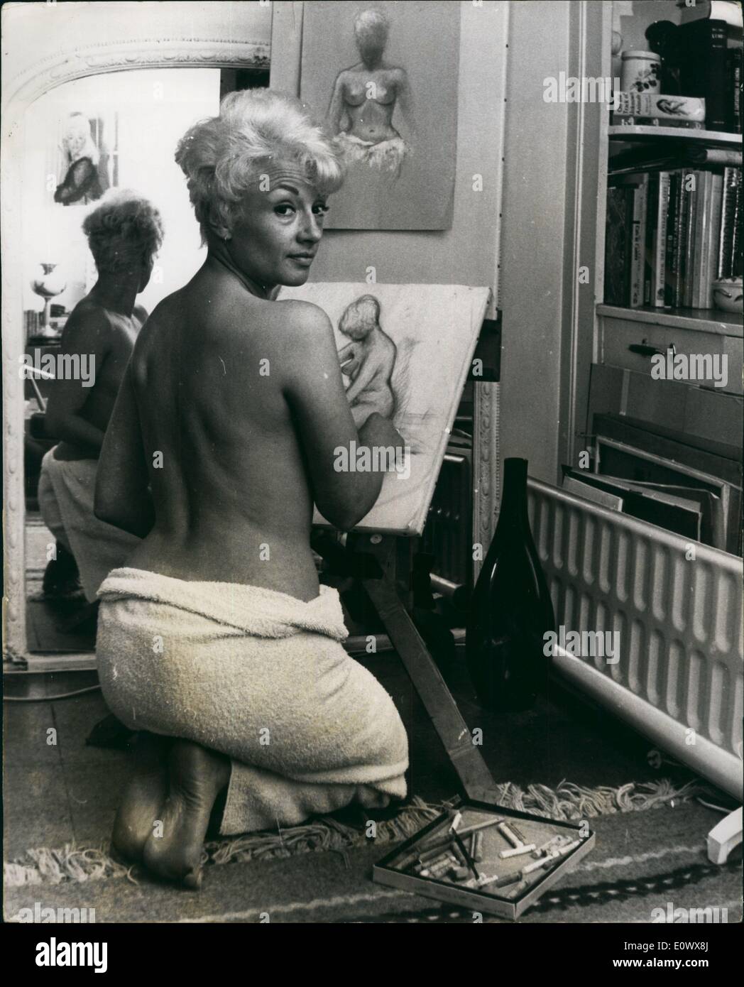 Giugno 06, 1964 - Pamela - comporta per il suo disegno di nudo : Pamela Green ben noto come un modello per galmpur pone - Calandra nudi Foto Stock