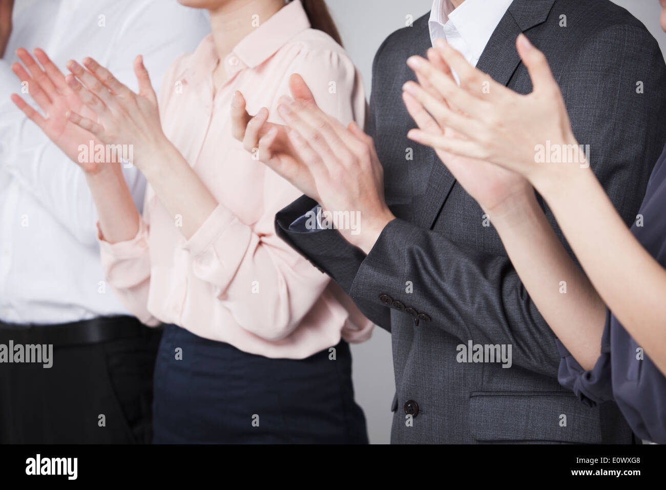 La gente di affari battendo le mani Foto Stock