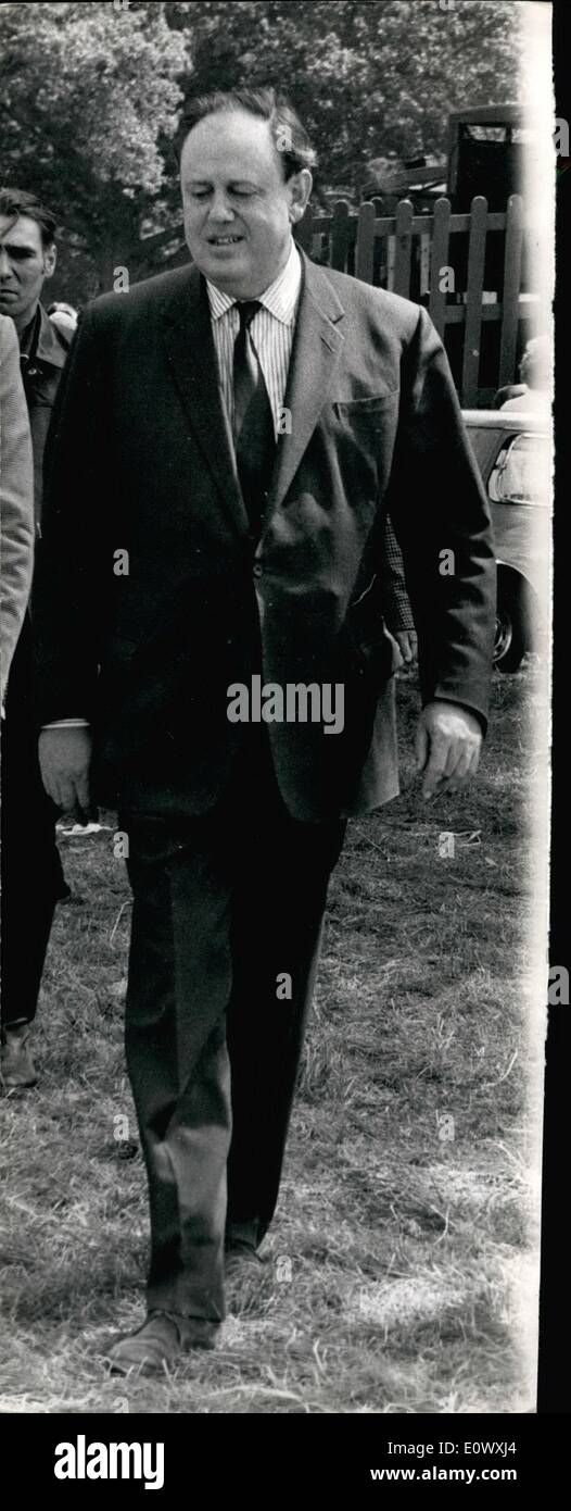 Agosto 08, 1964 - Il Ministro dell' agricoltura in coma dopo una caduta, per essere trasferito all ospedale ortopedico: il sig. Christopher Soames il Ministro dell'agricoltura, è stato gravemente ferito oggi in una caduta da cavallo in una fattoria a Frant, nr. Tunbridge Wells. Egli fu portato in stato di incoscienza a Tunbridge Wells ospedale. Un X-Ray ha evidenziato danni al diaframma pelvico. Egli mi aspettavo di essere spostati al Royal Ospedale ortopedico più tardi. Il sig. Soames, che è un membro del gabinetto - è sposata a Sir Winston Churchill della figlia di Maria. Egli è 43. La foto mostra il Signor Foto Stock