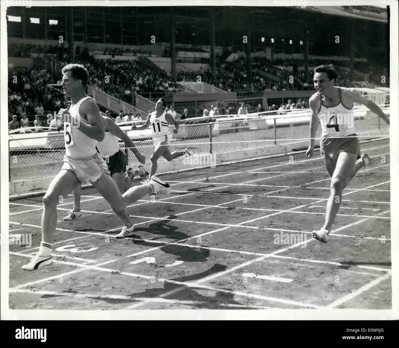 Agosto 08, 1964 - Robbie Brightwell vince 200 metri evento internazionale di atletica a Città bianca. Mostra fotografica di Robbie Brightwell (No.5) vince la 200 Metri Uomini evento in città bianca questo pomeriggio da A. Zielinski di Polonia - con Peter Radford (10) In terzo luogo. Foto Stock