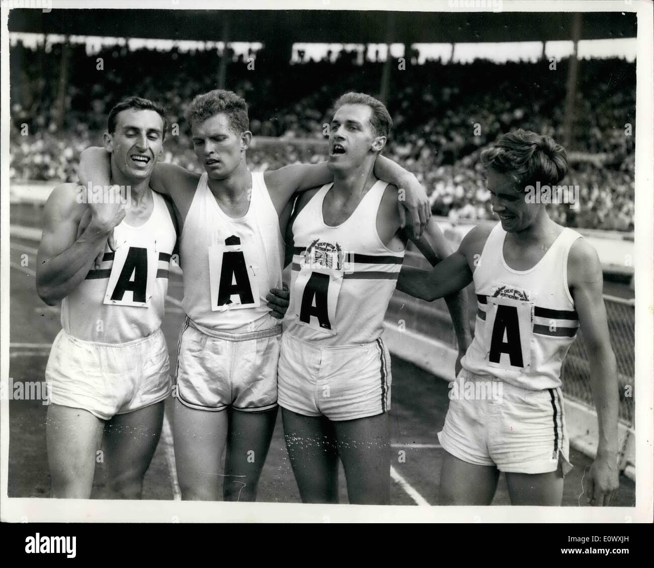 Agosto 08, 1964 - Internazionali di atletica leggera a Città Bianca. Relè britannico team Imposta registrazione. Pronto per la Tokyo?. La foto mostra il relè britannico team - dopo aver vinto il 4 x 400 metri evento relè a Città Bianca questo pomeriggio nel nuovo impero britannico e del Commonwealth tempo record di 3m. 5 sec. Essi sono L-R: J.H. Cooper; R.I. Brightwell; A. Metacalfe e T.J. Graham. Tokyo - qui veniamo? Foto Stock