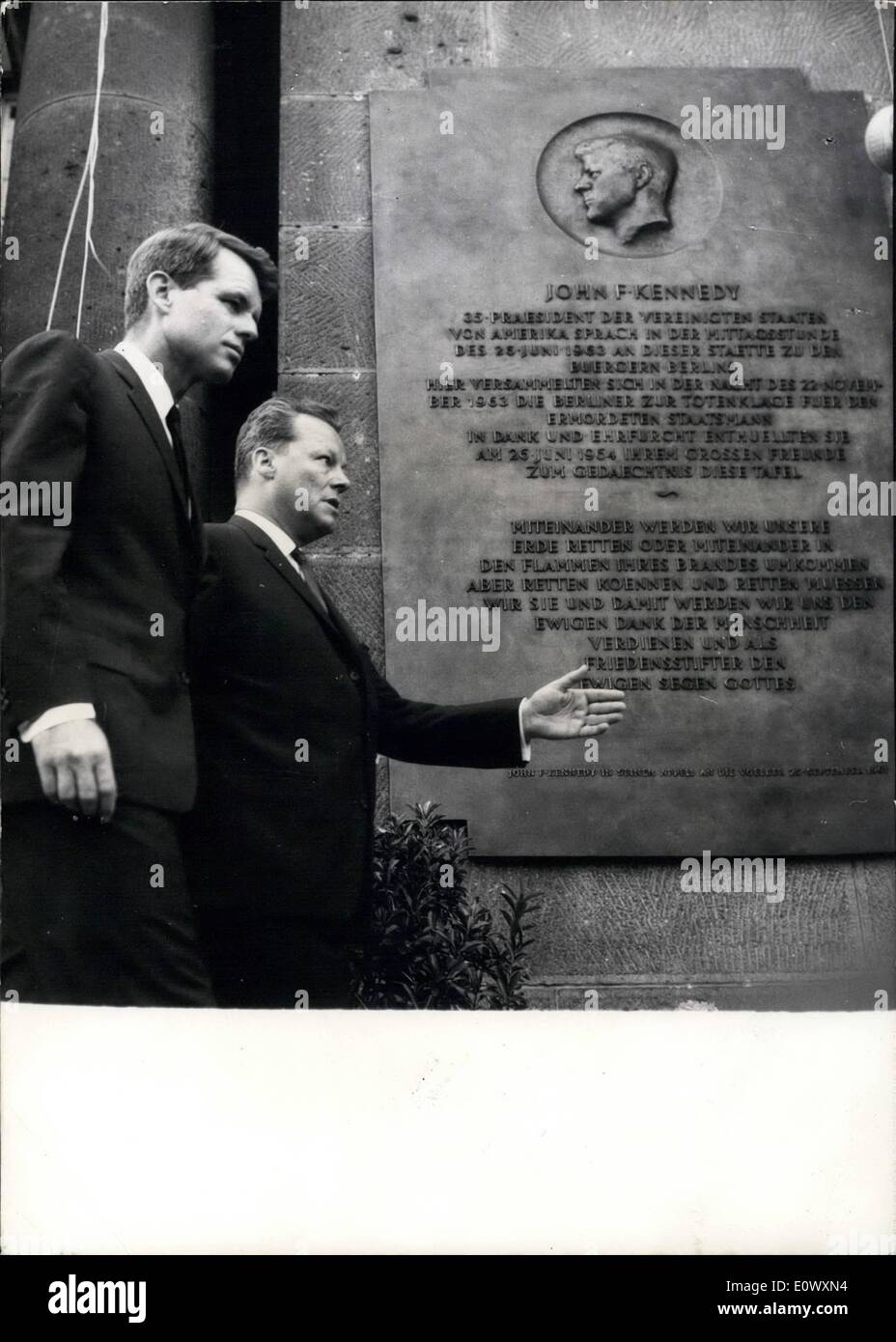Giugno 06, 1964 - una ''Memorial-piastra'' per John F. Kennedy.: è stato svelato oggi 26,6,1964 da suo fratello Robert Kennedy Robert Foto Stock
