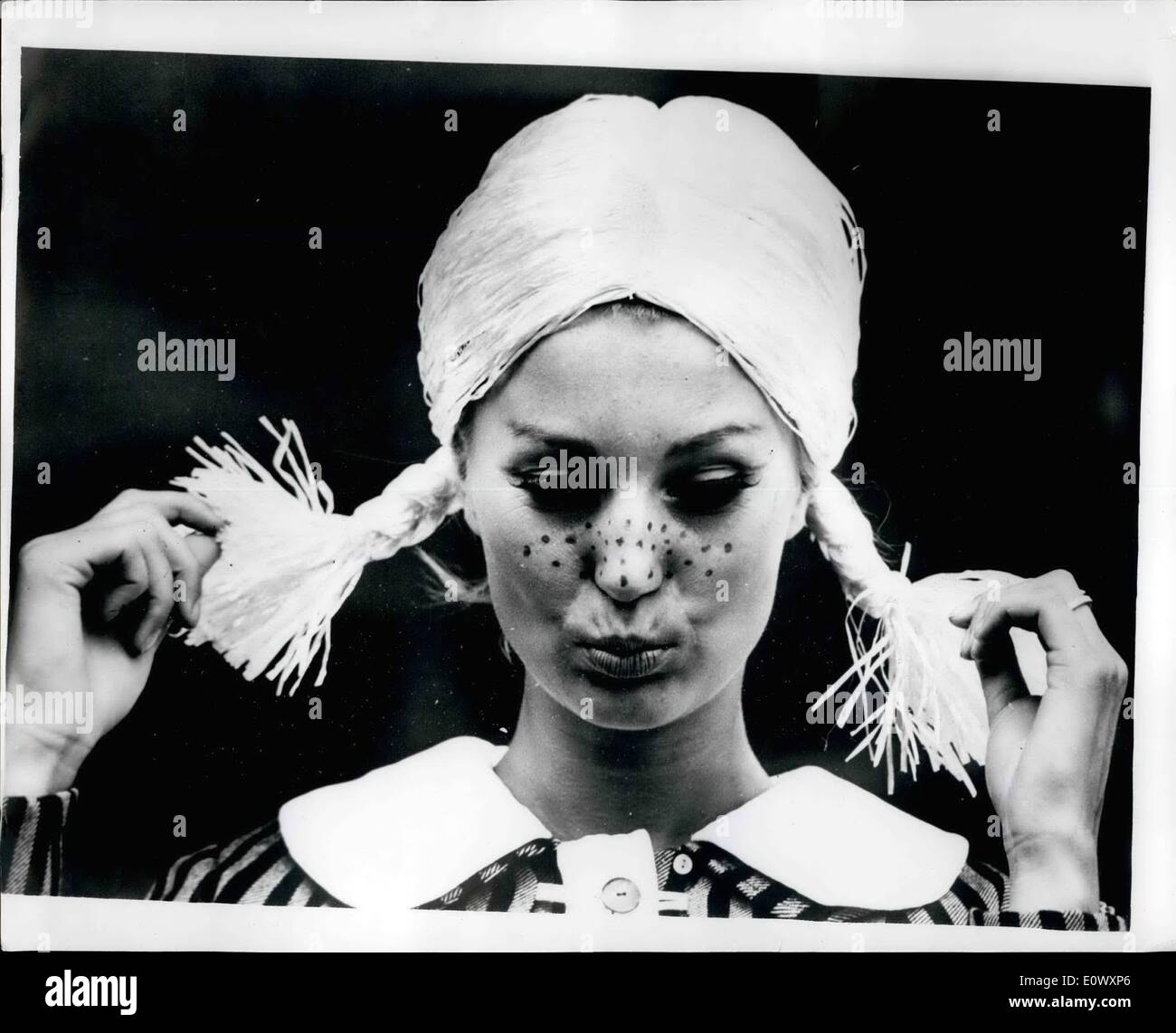 Giugno 06, 1964 - PRESENTAZIONE DI RAFIA ''pig-tail-parrucca''... Ultima gimmiok in headwear per Milady - proviene da Italia ed è in forma di una parrucca - in rafia ,. Si tratta di molti colori e in molti stili. Oltre a dare una precisa variazione di aspetto - offre protezione contro il sole imbianchimento della testa.. KEYSTONE MOSTRA FOTOGRAFICA, pig-tail per i più giovani - uno dei nuovi rafia ''parrucche. dall'Italia - visto in Copenhagen, Foto Stock
