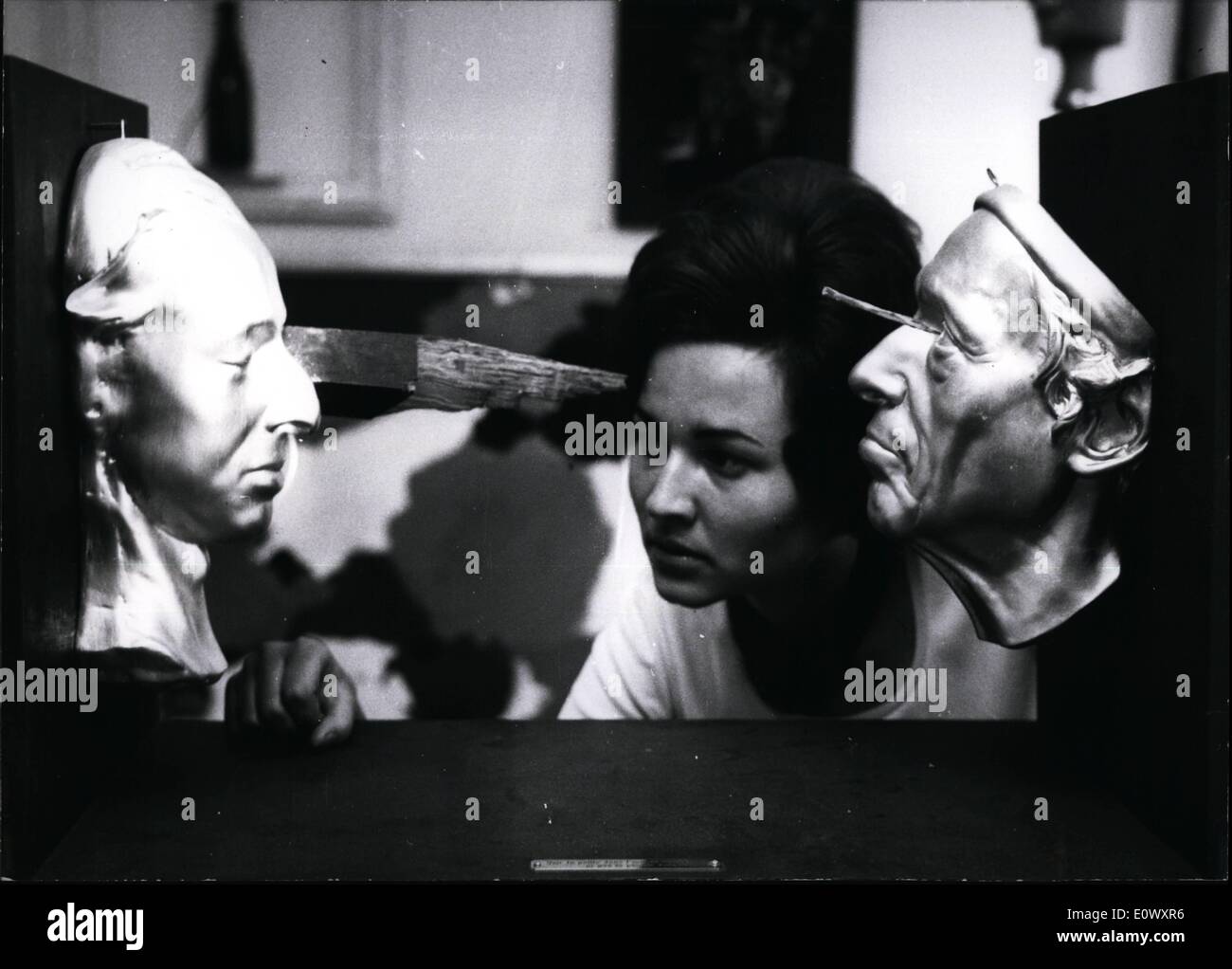 Giugno 06, 1964 - sono le sculture di due artisti francesi Daniel Spoerri (Daniel Spoerri) e Robert Filliou (Robert Filliou) che vengono ora mostrati nella galleria d'arte Zwirner a Colonia, Germania. Nonostante i prezzi che variano da 600 OM e 1500 DM alcune delle sculture sono già stati venduti. Il visitatore sull'immagine appare su una scultura che mostra il proverbio del ''il fascio in un altro con gli occhi e non la scheggia nella tua propria' Foto Stock