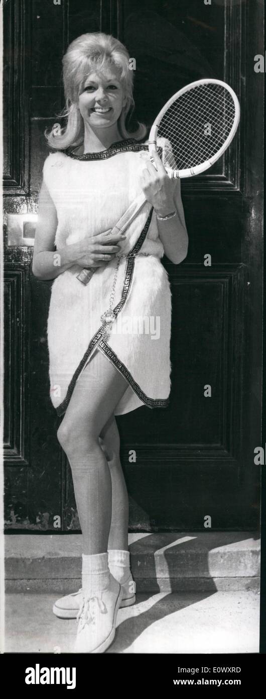 Giugno 06, 1964 - Fred Perry stili per Wimbledon.: una mostra è stato dato a Londra questa mattina per la gamma di stili da ex campione di Wimbledon Fred Perry, che egli ha prodotto per al torneo di quest'anno. La foto mostra il Felicity fox indossando un dopo-tennis toga in dai lunghi capelli fleeos Courtelle, bordato in nero e oro treccia in chiave greca progettato, si sono riuniti presso la vita con un collegamento a cinghia Medallion. Foto Stock