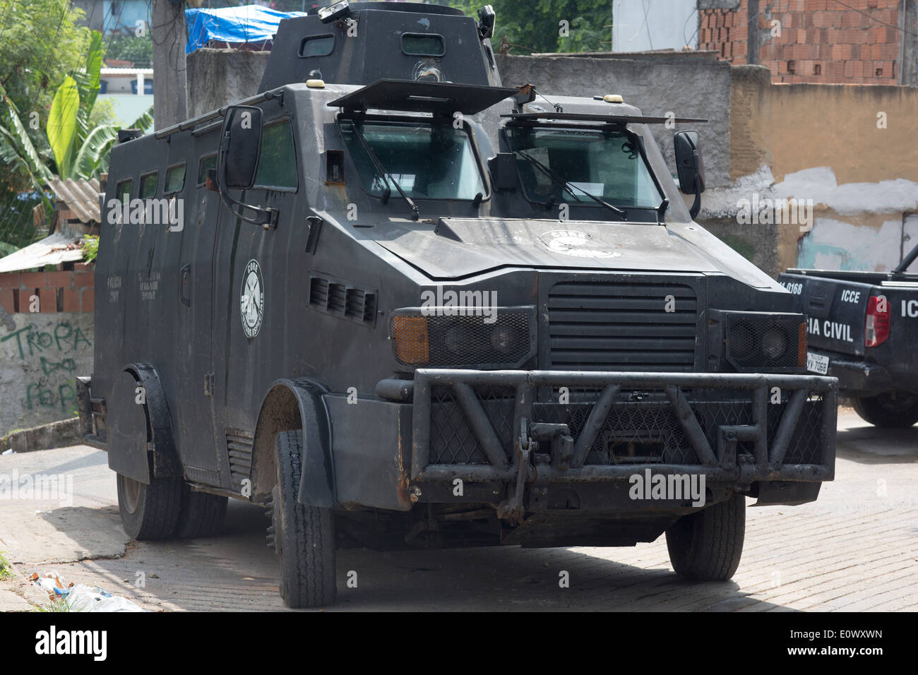 BOPE speciale veicolo armato in una favela di Rio de Janeiro, Brasile Foto Stock