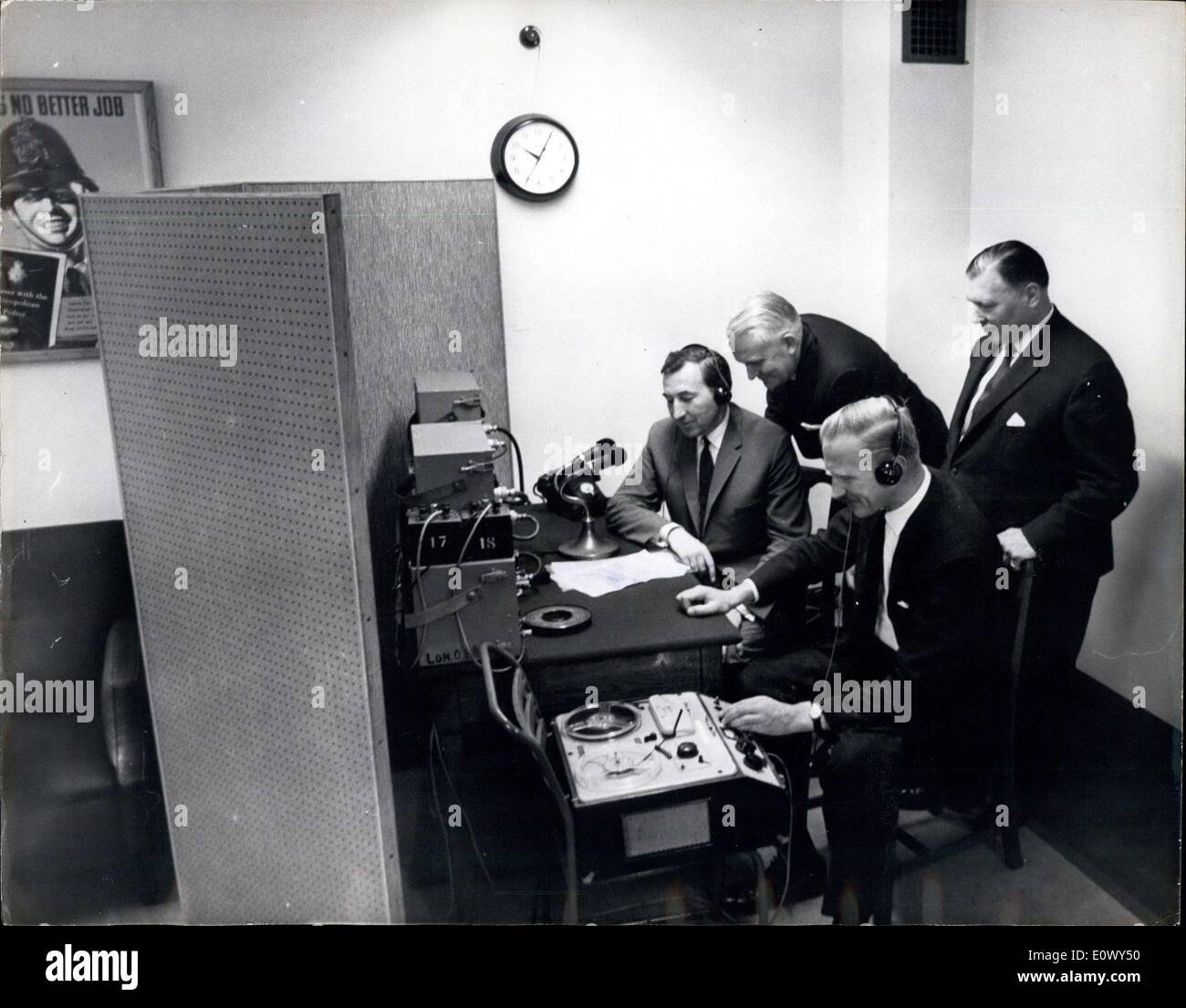 Agosto 18, 1964 - Impostazione di Scotland Yard stazione radio: il lavoro era in corso ieri per la impostazione di Scotland Yard Stazione Radio parte dei nuovi piani per aiutare le forze di polizia nella lotta contro la criminalità. La foto mostra la Scotland Yard Station in pannello di controllo - insediato sono annunciatori Tom Gimson (sinistra) e Tony James che sono assistant press officer presso il cantiere, con loro sono Charles Max-Muller, testa di Outside Broadcast - BBC e Jim Pstridge (destra) BBC al di fuori del produttore. Foto Stock