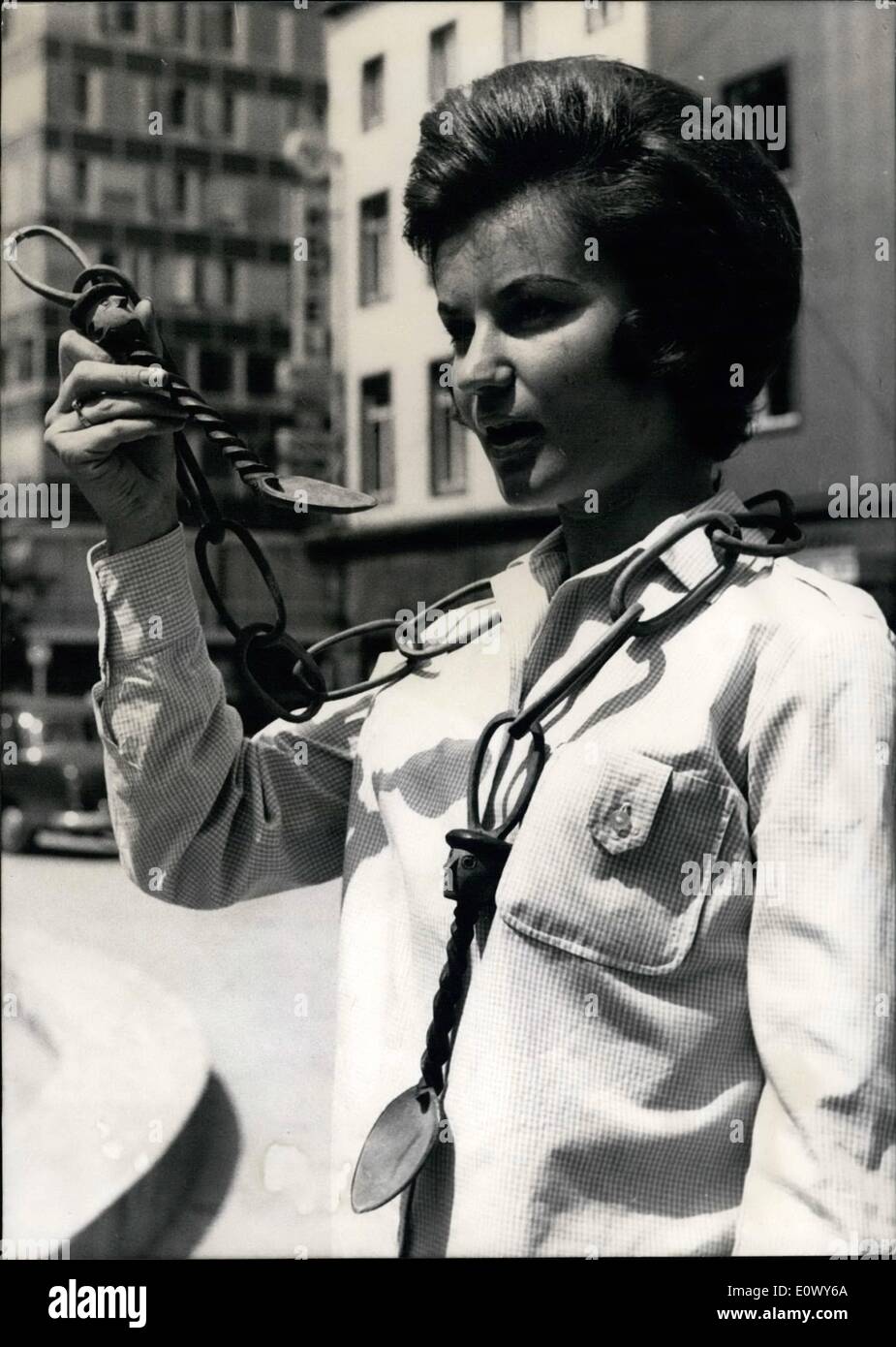 Giugno 06, 1964 - cucchiai fissato ad una catena: non sono una nuova moda gag come presentato da questa giovane ragazza di Colonia. Le palette sono parte di una mostra di posate africana in una colonia galleria. Essi sono alcune centinaia di anni e sono state fatte da Sambesi intagliatori del legno. Foto Stock