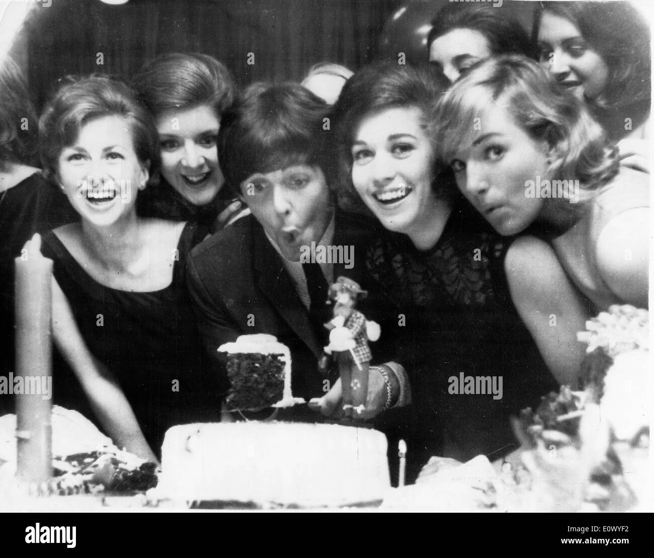 Il Beatles' Paul McCartney soffiando fuori le sue candele Foto Stock