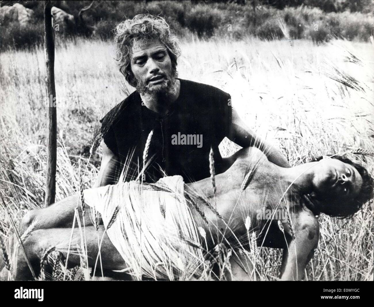 Lug. 01, 1964 - In un paese lato non lontano da Roma direttore Johnn Huston girato due giorni fa la scena di ''Caino uccidere'' da suo fratello Abele del film ''La Bibbia'' ''giant" realizzati da Dino De Lauremtiis. Mostra fotografica di Adam (Michael Parchi) piange sul suo figlio di Abele (Franco Nero) corpo. Foto Stock
