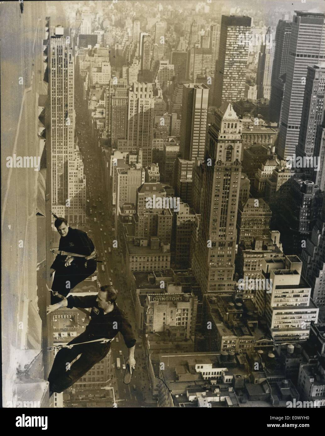 Lug. 06, 1964 - Non guardare ora - ma non c'è qualcuno in corrispondenza della finestra 1.000-piedi: è la prima volta che è probabilmente il peggiore. La vertigine, prickling nervosismo, la sensazione quasi di panico. Ma con l'esperienza di solito si può diventare quasi Biagio su di esso. Il trucco, naturalmente, è solo di concentrarsi su attività che svolgi e dimenticare la strada 1.000 piedi sotto. Dimenticare, infatti, che questo è l'Empire State Building, e di agire come se fosse solo un'altra finestra in un edificio ordinario ovunque in New York. Dopo un po' si non si noterà alcuna più Foto Stock